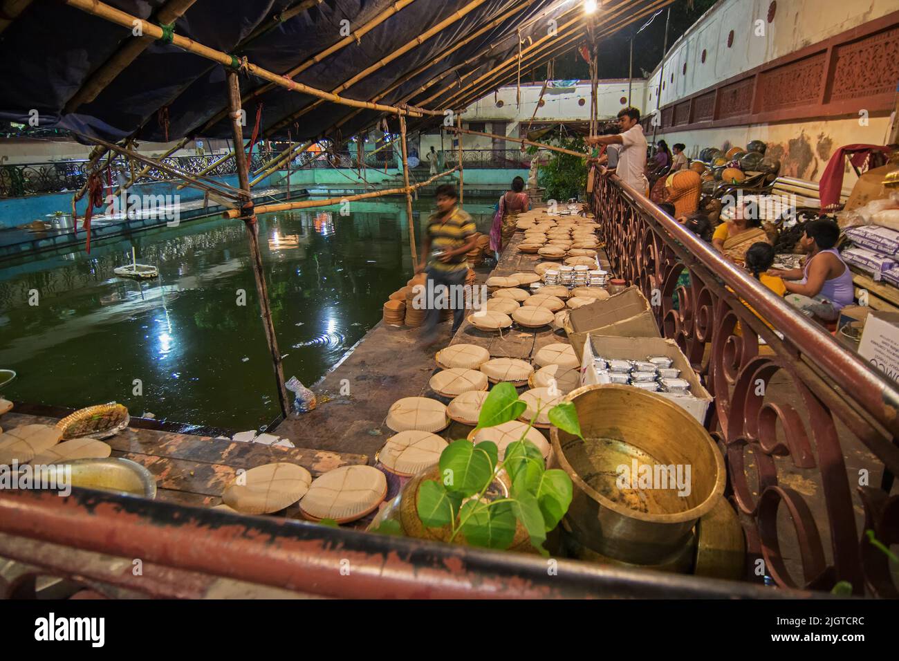 Kolkata, Westbengalen, Indien - 5. July 2017 : eifrige Anhänger bereiten verpackte vog, heilige Nahrung für Lord Hanuman ji vor, die später von seinen eifrigen Anhängern verzehrt werden soll. Stockfoto