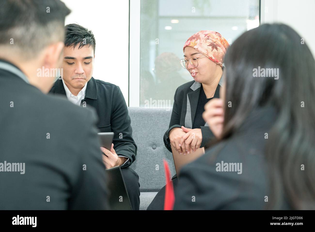Geschäftsbüro Führungskräfte Asiatische Ethnie sitzen auf einer Couch mit einem Projekt-Meeting. Stockfoto