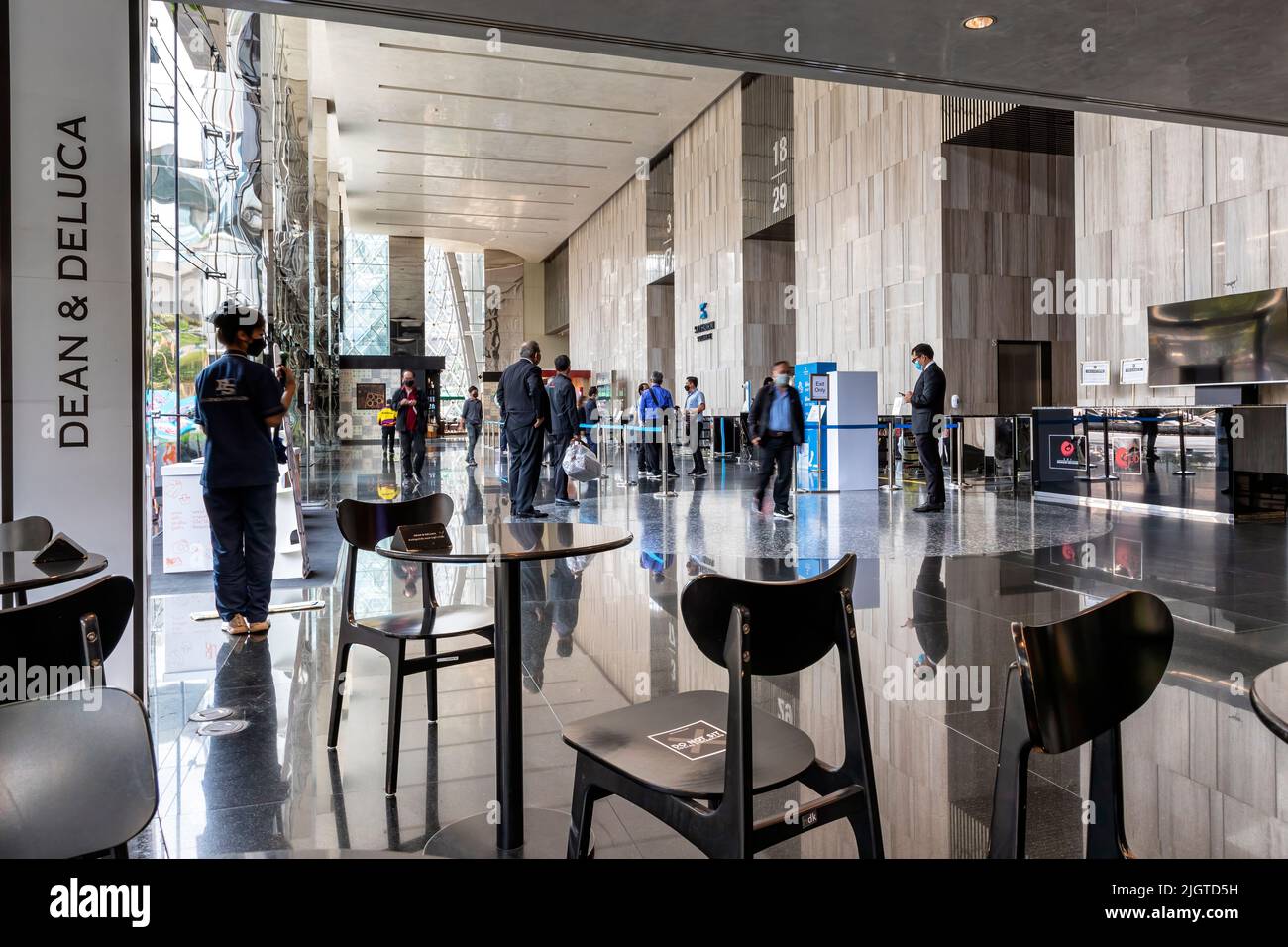 Lobby, Café und Leute im neuen Bürogebäude, Sathorn, Bangkok, Thailand Stockfoto