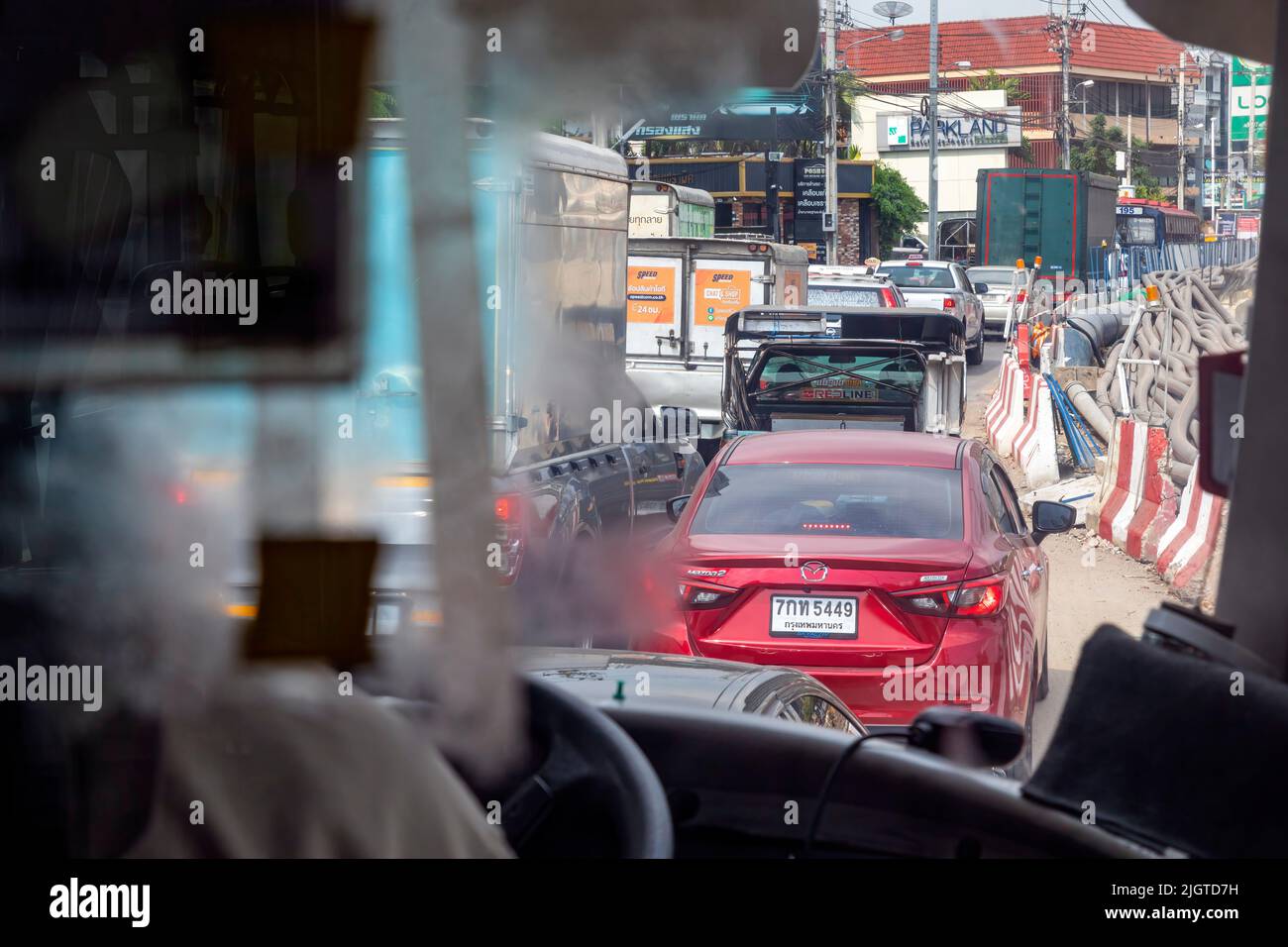 Blick des Fahrers auf den Stau aus dem Bus, Bangkok, Thailand Stockfoto