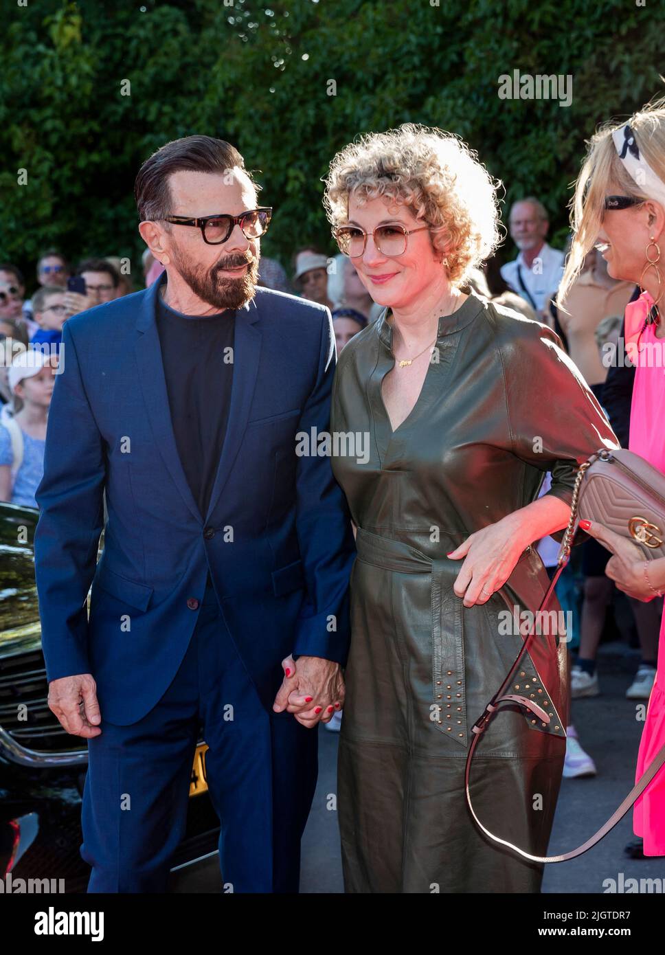 Stockholm, Schweden, 12. Juli 2022, kommt Abba-Star Bjorn Ulvaeus mit seiner Partnerin Christina SAS zur Premiere des von ihm produzierten Zirkusmusicals „Pippi pa Cirkus“ (Pippi im Zirkus) am 12. Juli 2022 in Stockholm, Schweden. „Wir haben uns schon seit einer Weile mit ihr verfreunden und ich hatte das Gefühl, dass ich sie zu diesem Ereignis mitnehmen wollte“, sagte Ulvaeus. Foto von Robert Eklund/Stella Pictures/ABACAPRESS.COM Stockfoto