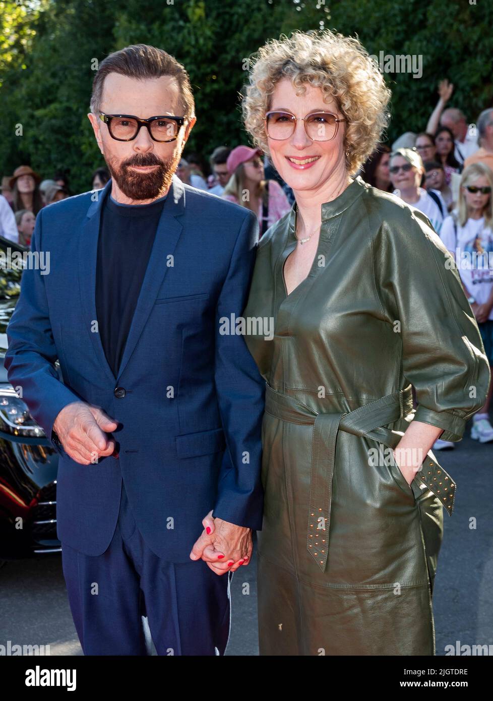 Stockholm, Schweden, 12. Juli 2022, kommt Abba-Star Bjorn Ulvaeus mit seiner Partnerin Christina SAS zur Premiere des von ihm produzierten Zirkusmusicals „Pippi pa Cirkus“ (Pippi im Zirkus) am 12. Juli 2022 in Stockholm, Schweden. „Wir haben uns schon seit einer Weile mit ihr verfreunden und ich hatte das Gefühl, dass ich sie zu diesem Ereignis mitnehmen wollte“, sagte Ulvaeus. Foto von Robert Eklund/Stella Pictures/ABACAPRESS.COM Stockfoto