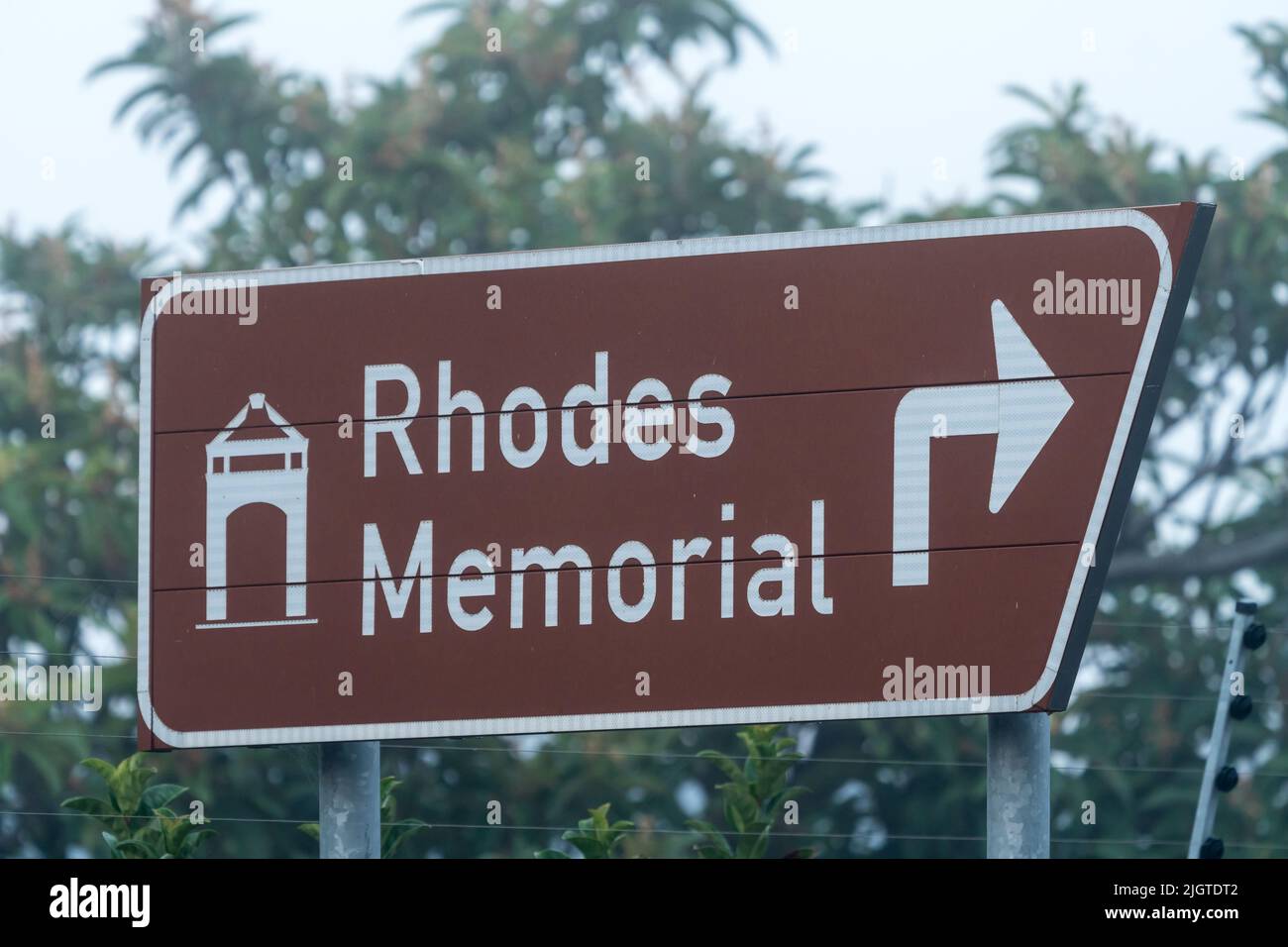 Straßenschild oder Beschilderung zum Denkmal von Rhodos, das einen Richtungspfeil in Richtung Touristenattraktion oder Sehenswürdigkeit in Kapstadt, Südafrika, zeigt Stockfoto