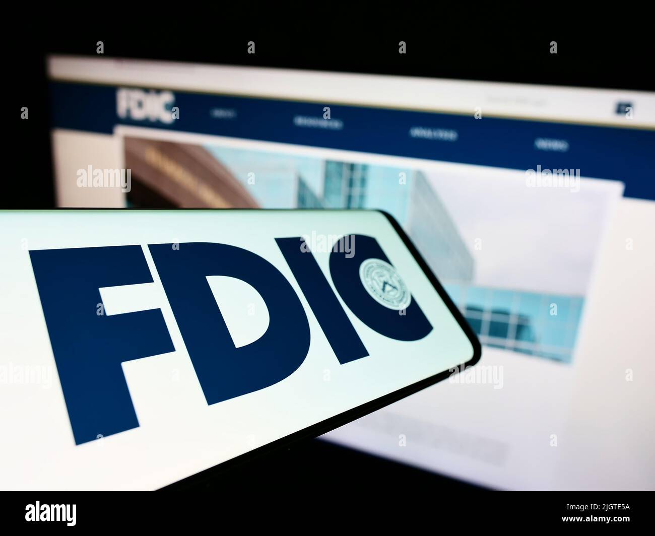 Smartphone mit Logo der American Federal Deposit Insurance Corporation (FDIC) auf dem Bildschirm vor der Website. Konzentrieren Sie sich auf die Mitte des Telefondisplays. Stockfoto