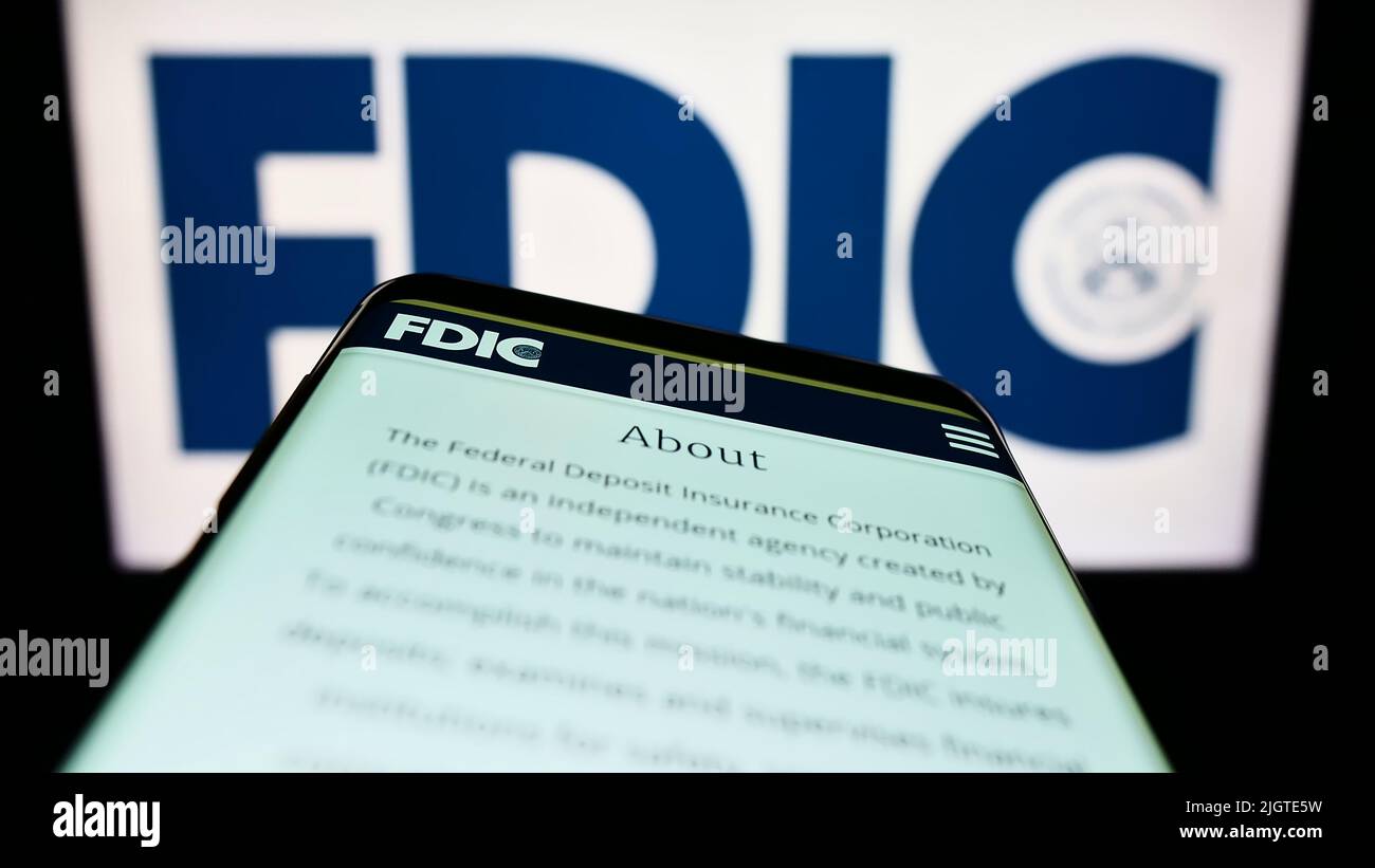 Mobiltelefon mit Website der American Federal Deposit Insurance Corporation (FDIC) auf dem Bildschirm vor dem Logo. Konzentrieren Sie sich auf die obere linke Seite des Telefondisplays. Stockfoto