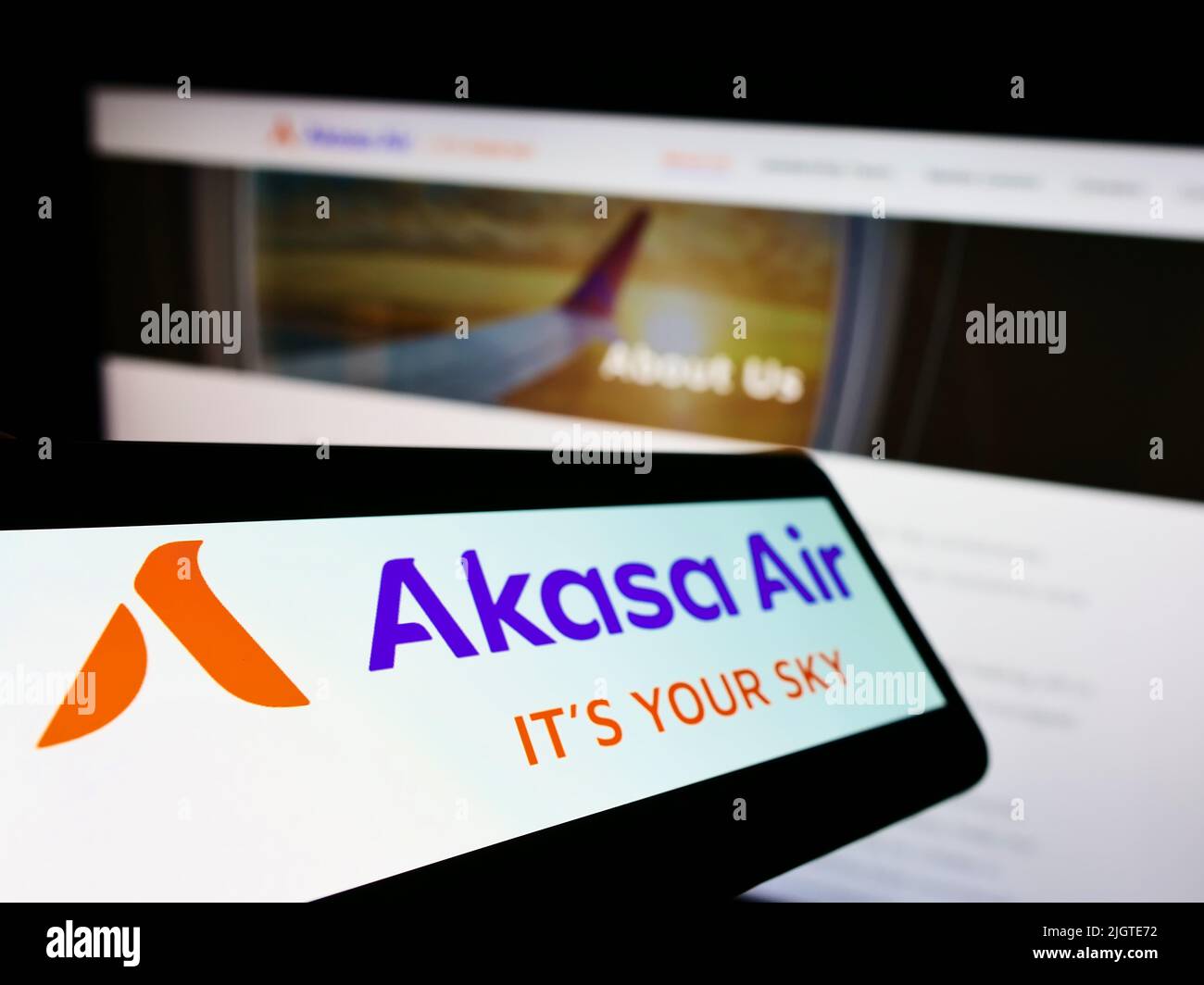 Mobiltelefon mit Logo der Fluggesellschaft SNV Aviation Private Limited (Akasa Air) auf dem Bildschirm vor der Business-Website. Konzentrieren Sie sich auf die linke Seite des Telefondisplays. Stockfoto