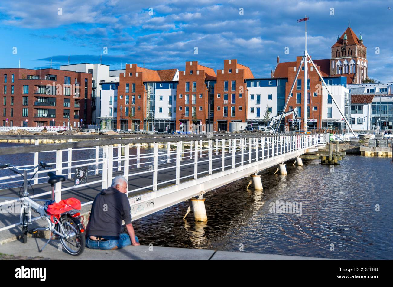 Greifswald, Deutschland. 10.. Juli 2022. Die neue Fußgängerbrücke über den Ryck vor der Altstadt. Quelle: Jens Büttner/dpa/Alamy Live News Stockfoto