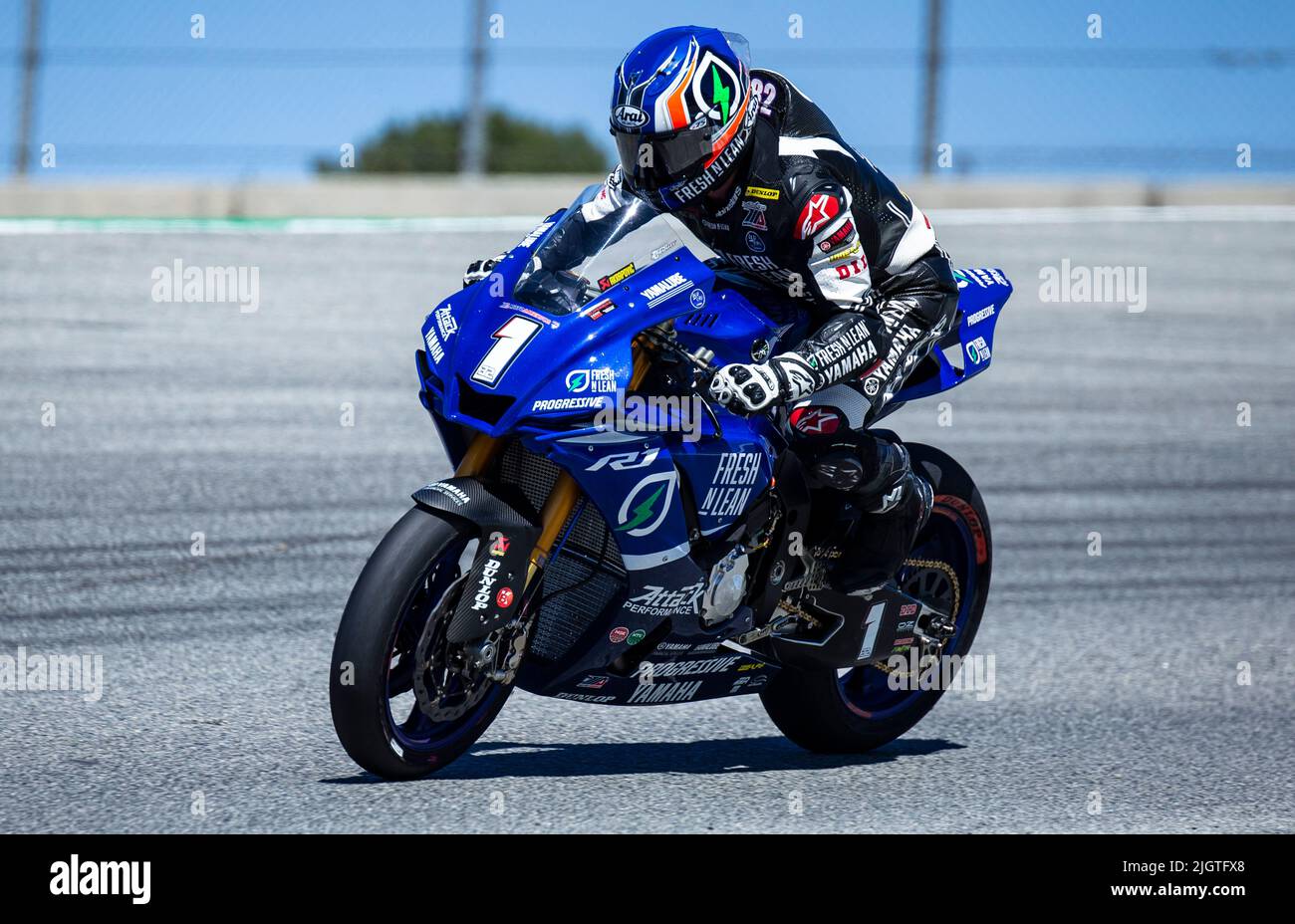 Monterey, CA, USA. 10.. Juli 2022. Ein Jake Gagne(1), der während des Geico MotoAmerica Superbike Race 2 in der WeatherTech Laguna Seca Monterey, CA, Thurman James/CSM/Alamy Live News in den Korkenzieher kommt Stockfoto