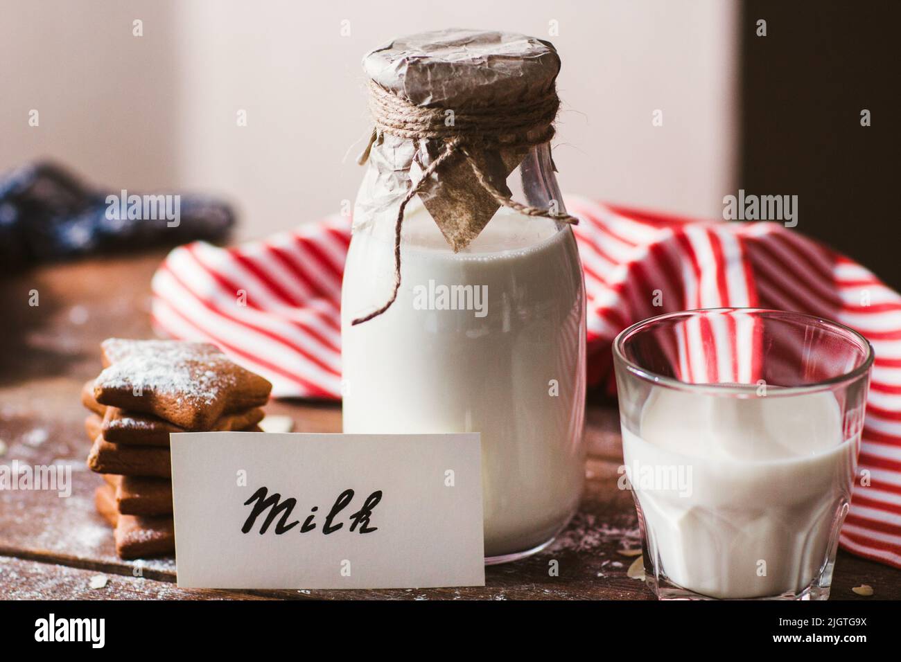 Flasche Milch mit Glas und Karte auf dem Tisch Stockfoto