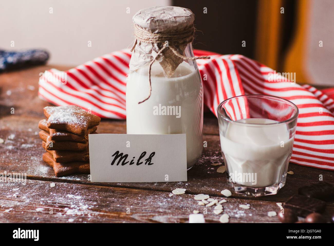 Flasche und Glas Milch mit Keksen auf dem Tisch Stockfoto