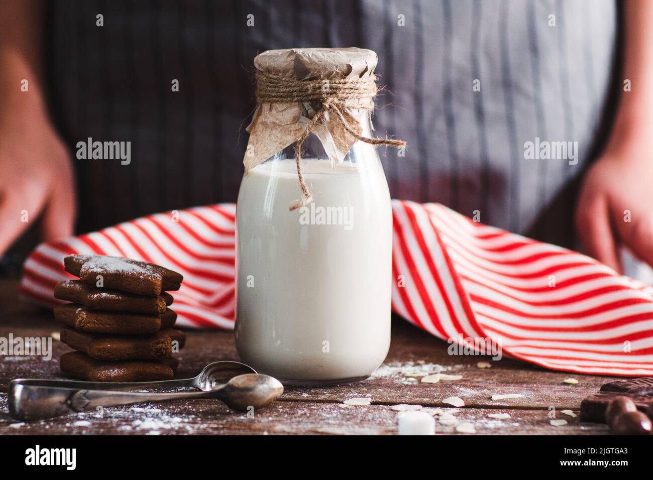 Eine Flasche Milch mit Süßigkeiten auf dem Küchentisch Stockfoto