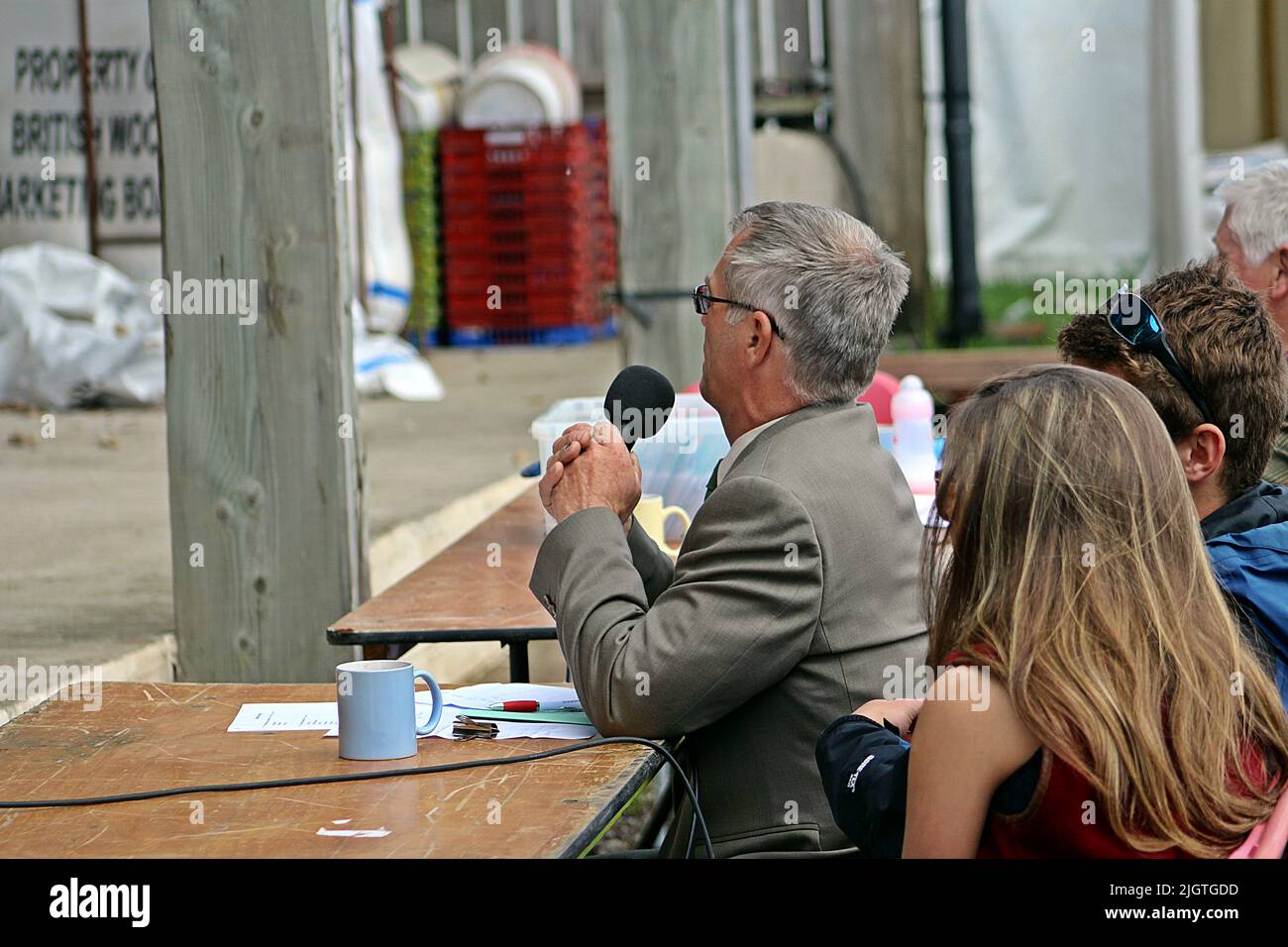 EXETER, DEVON - 18. MAI 2017 Devon County Agricultural Show - Sheep Shearing Wettbewerb der Kommentator Stockfoto