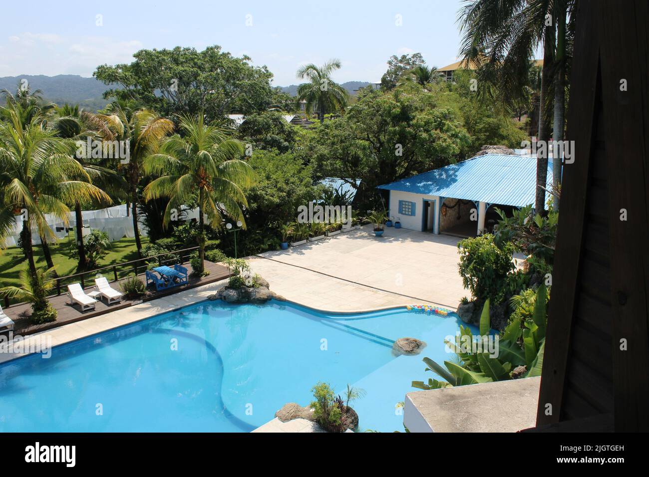 LIVINGSTON, GUATEMALA - 17. MÄRZ 2016 das berühmte Hotel Villa Caribe - Pool- und Poolhaus Stockfoto