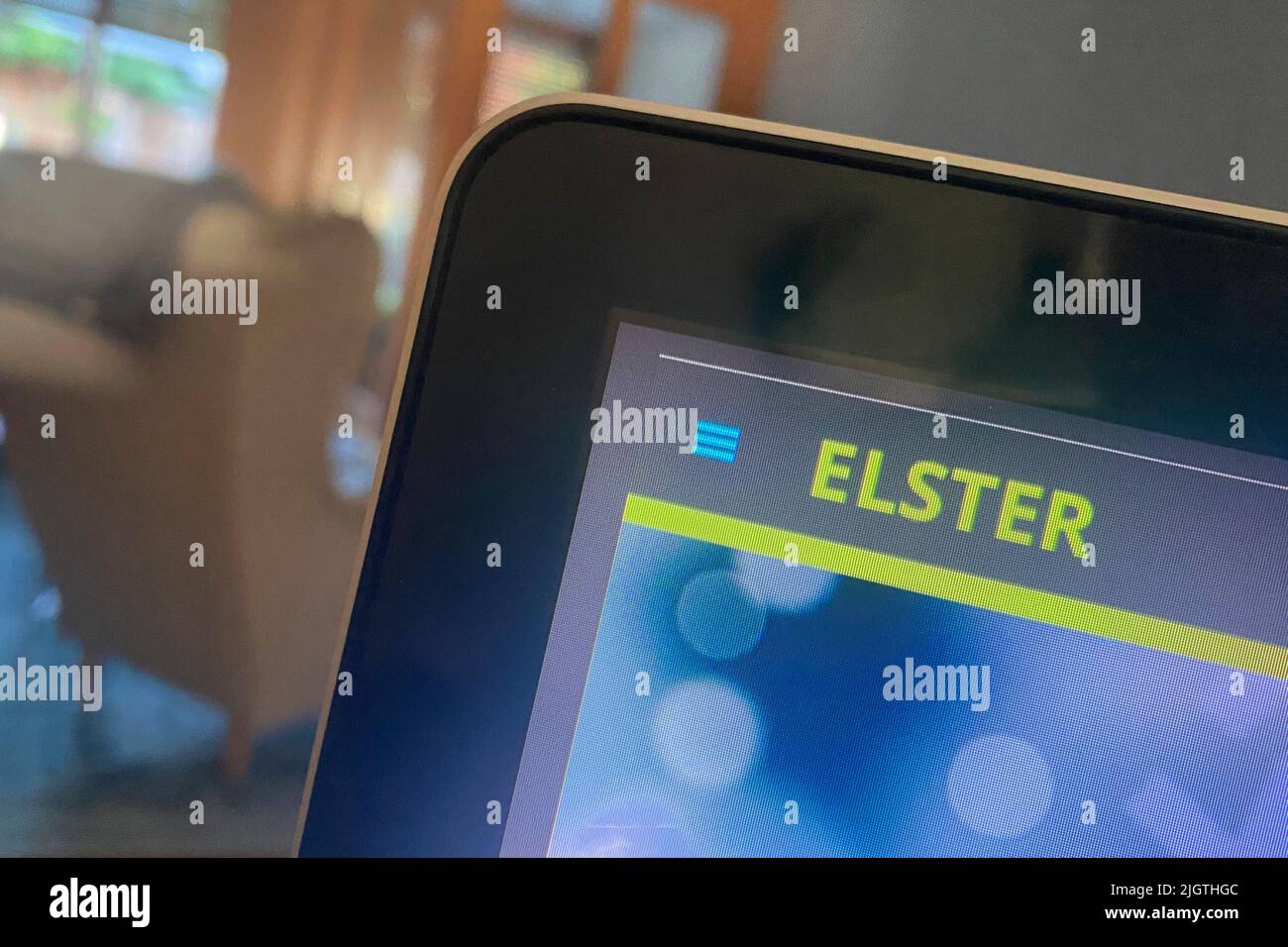 München, Deutschland. 13.. Juli 2022. Themenfoto: ELSTER - das Online-Finanzamt. Website, Homepage Elster.de auf einem Monitor eines Computers in einer Wohnung. Kredit: dpa/Alamy Live Nachrichten Stockfoto