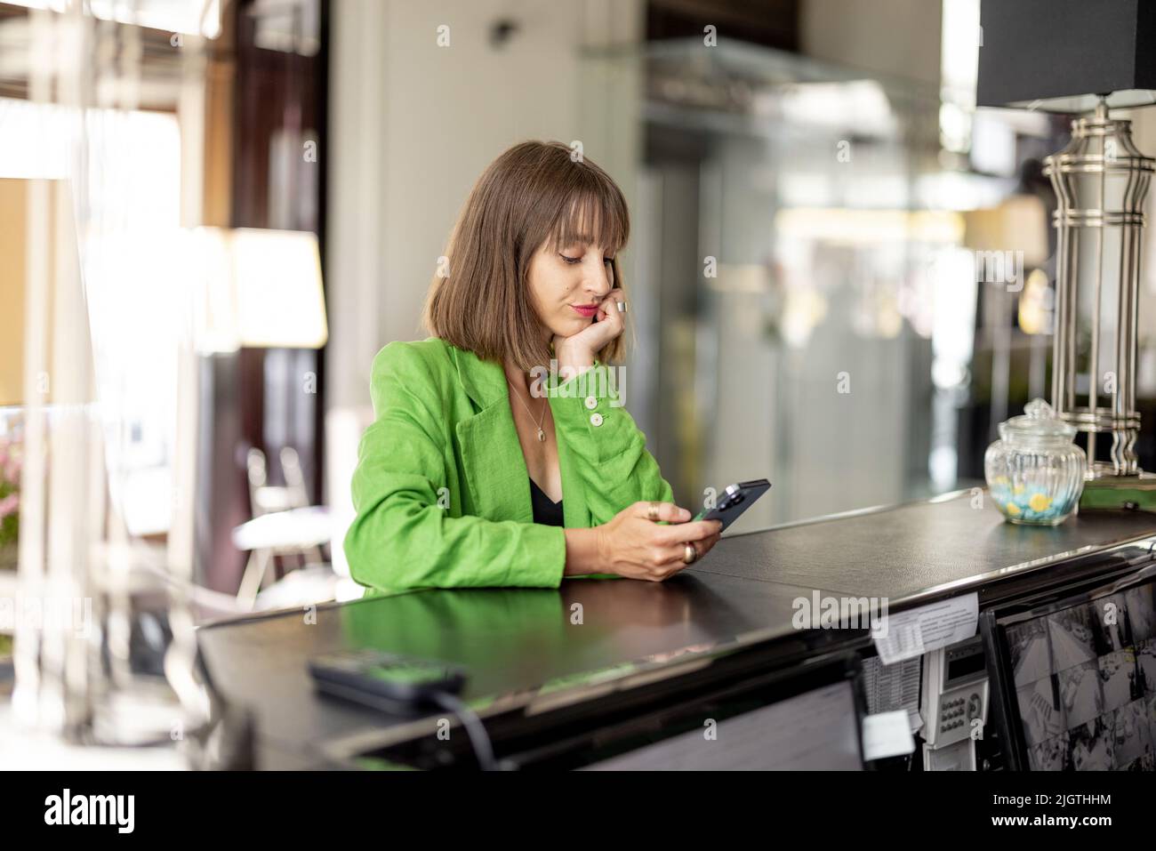 Geschäftsfrau an der Hotelrezeption Stockfoto