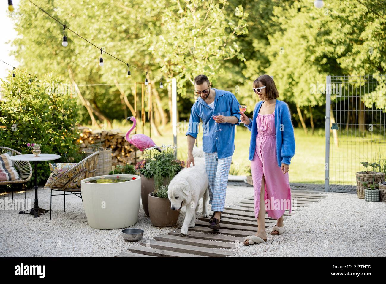 Stilvolles Paar verbringt die Sommerzeit im Hinterhof Stockfoto