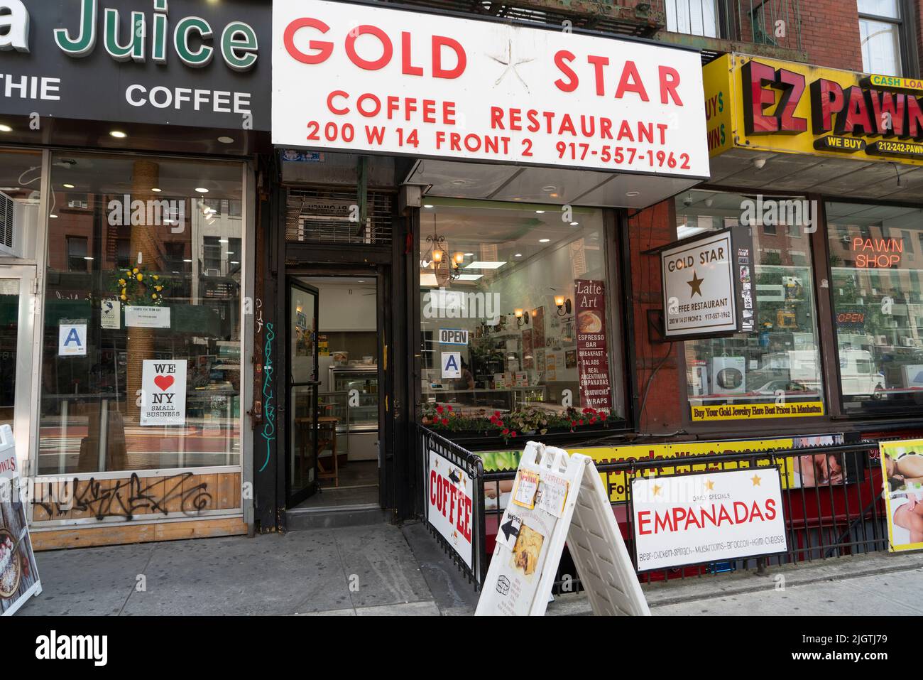 Das Gold Star Coffee Restaurant ist eine Oase der Ruhe und Nachbarschaft an einem belebten Abschnitt der West 14. Street in Manhattan. Stockfoto