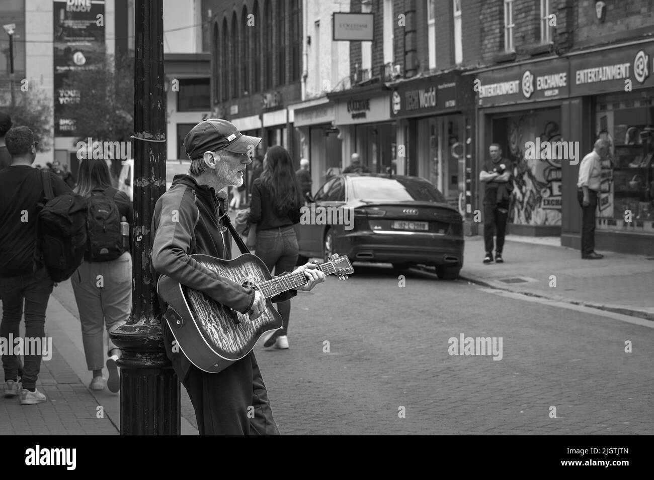 Älterer Straßenmusiker, der in der Liffey str. Dublin Gitarre spielt. Irland. Stockfoto