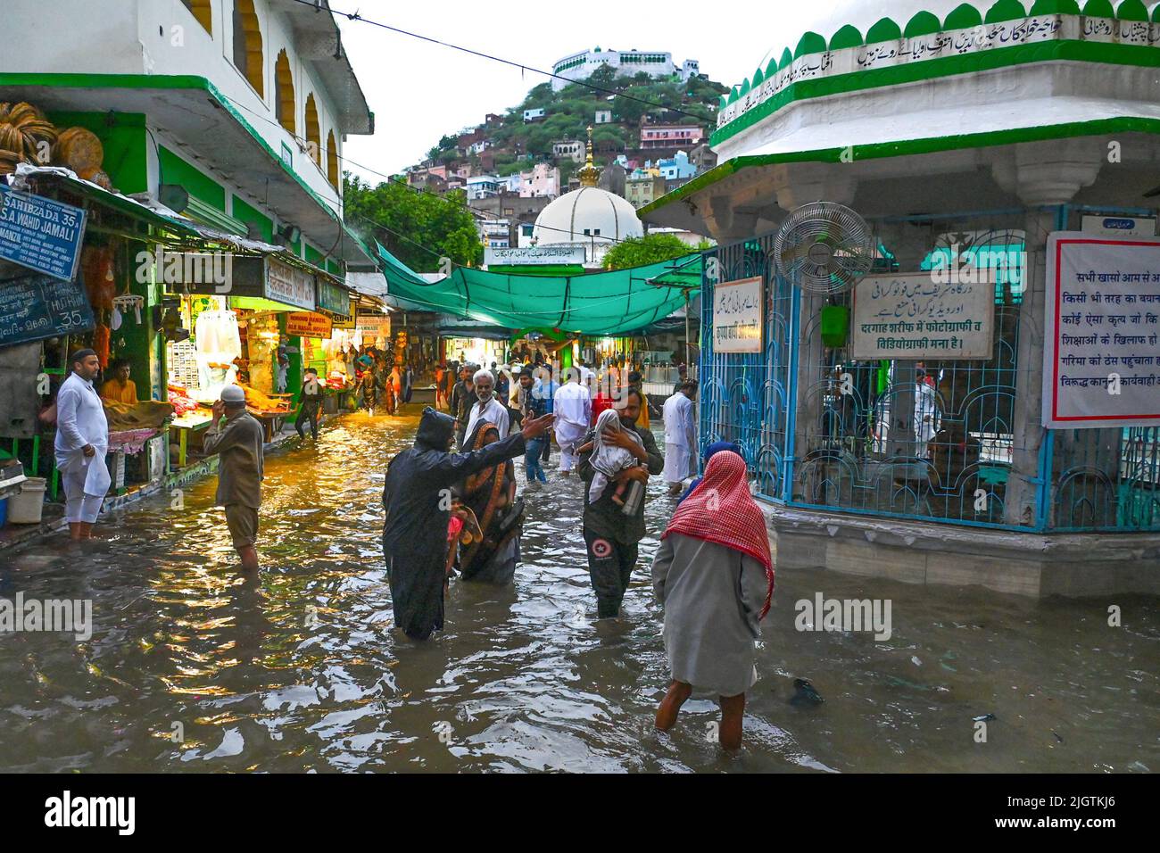 Ajmer, Rajasthan, Indien. 12.. Juli 2022. Starke Niederschläge im Rajasthan Ajmer Bezirk führte zu Wassereinbruch in der Dargah-Region und verursachte Störungen im Leben der einfachen Menschen in Ajmer. (Bild: © Shaukat Ahmed/Pacific Press via ZUMA Press Wire) Stockfoto