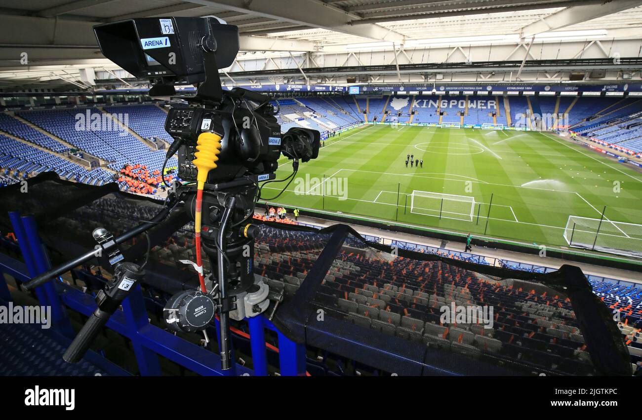 Foto vom 2/5/2015 einer TV-Kamera, die für ein Premier League-Spiel im King Power Stadium, Leicester, bereit ist. Die Wettbewerbs- und Marktbehörde (CMA) hat eine Untersuchung zu BT, ITV, Sky und IMG Media wegen möglicher wettbewerbsrechtlicher Verstöße im Sportgeschäft der Unternehmen eingeleitet. Der Wachhund sagte, er habe „begründete Gründe“, zu vermuten, dass die Unternehmen gegen die Regeln verstoßen haben, hob aber hervor, dass es noch nicht genügend Informationen gibt, um Schlussfolgerungen zu ziehen. Es hieß, dass die Unternehmen in der Produktion und Übertragung von Sportinhalten in Großbritannien beteiligt sind - IMG Media umfasst Premier League Pro Stockfoto