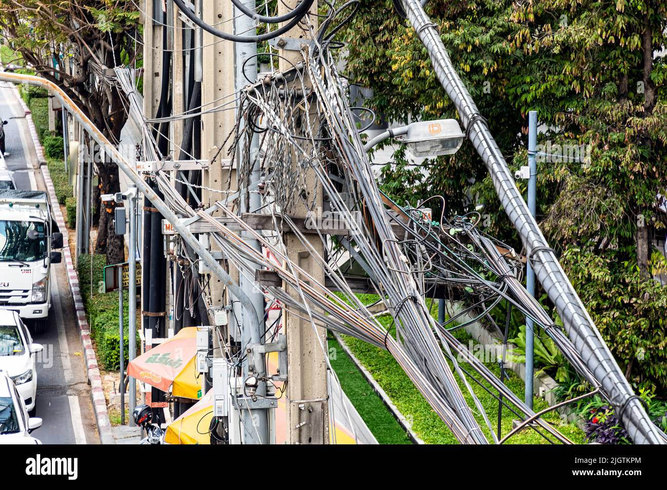 Verschmutzung der Deckenkabel, Sathorn, Bangkok, Thailand Stockfoto