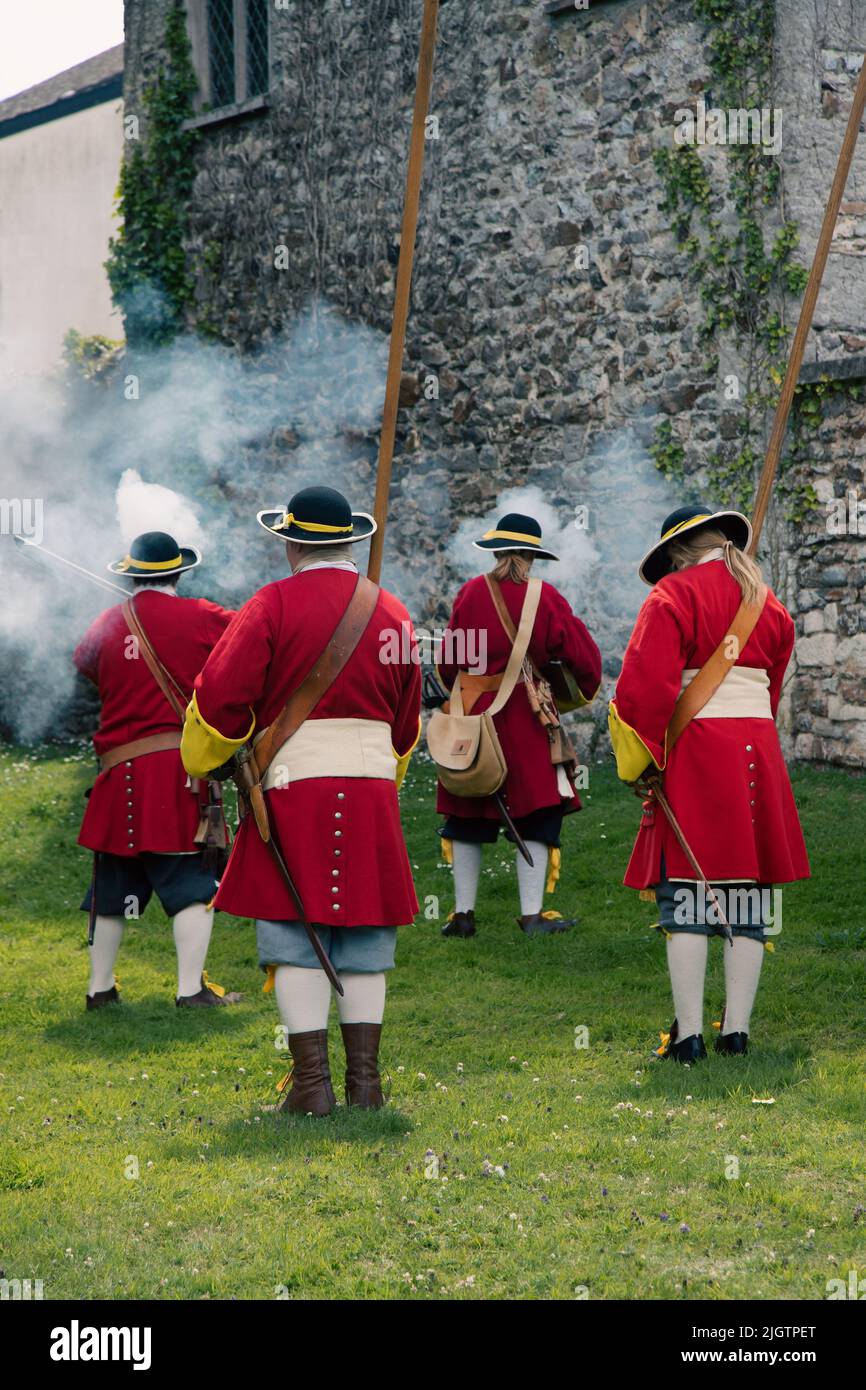 Rot beschichtete Uniform der britischen Armee aus dem 17.. Jahrhundert Stockfoto