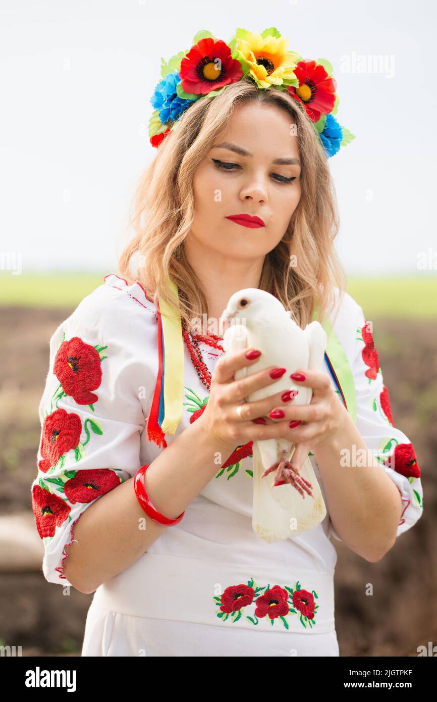 Eine wunderschöne ukrainische Frau in ukrainischem Nationalgesticktem