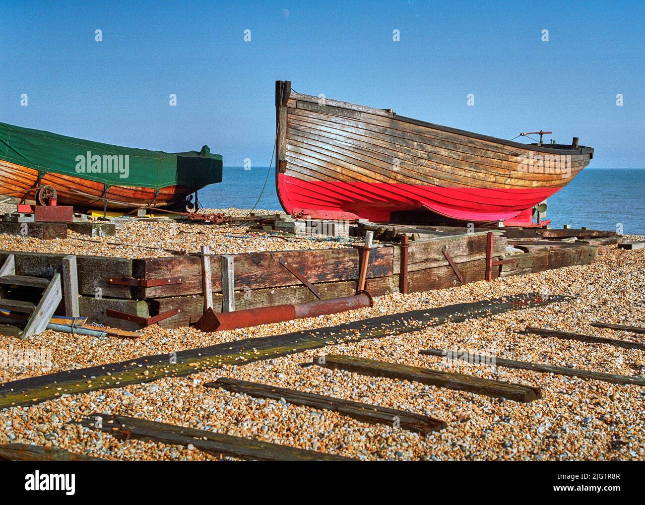 Working Beach, größtenteils verlassen, im Südosten von Kent, Großbritannien. Viele Beweise, die seit dem 18.. Jahrhundert von einer sehr geschäftigen Fischereiindustrie zurückgelassen wurden. Stockfoto