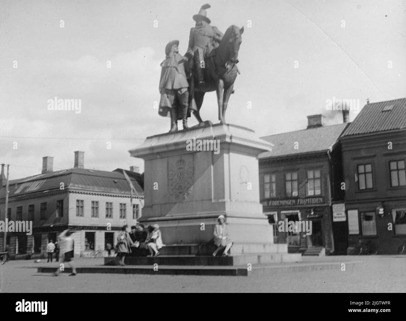 Hinweis: Uddevalla. Die Statue auf dem Platz. Am 31. August 1915 wird die Statue mit Carl Den X Gustaf und seinem Berater Erik Dahlberg auf dem Platz in Uddevalla eingeweiht. Quelle: Uddevalla für ein Bilderbuch. S. 26-27. Stockfoto