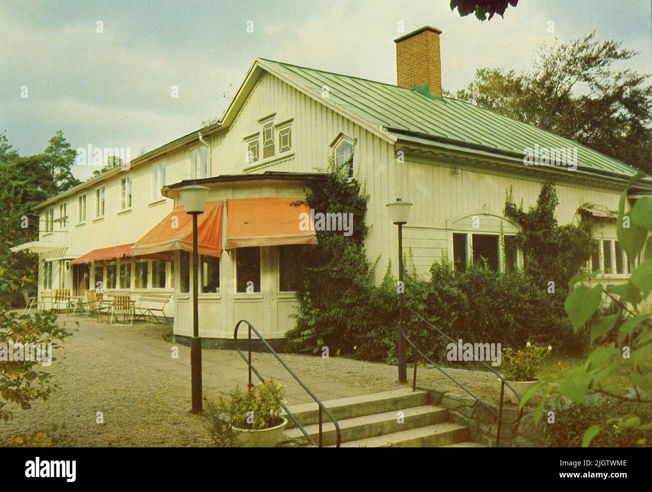 Die Operationen von Oh Stiftgård begannen am 5. Mai 1937. An diesem Tag wurde die Stiftung oh Kirche Jugend Heim gebildet. Auf private Initiative kauften einige Priester das Anwesen Oh in der Pfarrei Forshälla für 52.000 SEK. Zusätzlich zu mehreren Gebäuden von 20 Hektar, bestand das Anwesen aus mehreren Gebäuden und 70 Hektar Wald. Die Absicht war, die Jugendarbeit in der Diözese mit diesem Bauernhof zu fördern. Bis 1958 wurde das Geschäft vollständig mit Geschenken finanziert. Ab diesem Jahr ging die Diözese Göteborg mit einem gewissen Zuschuss ein und oh kirchliche Jugendheim wurde Oh Stiftgård. Die Operationen von Stiftgården sind immer noch depende Stockfoto