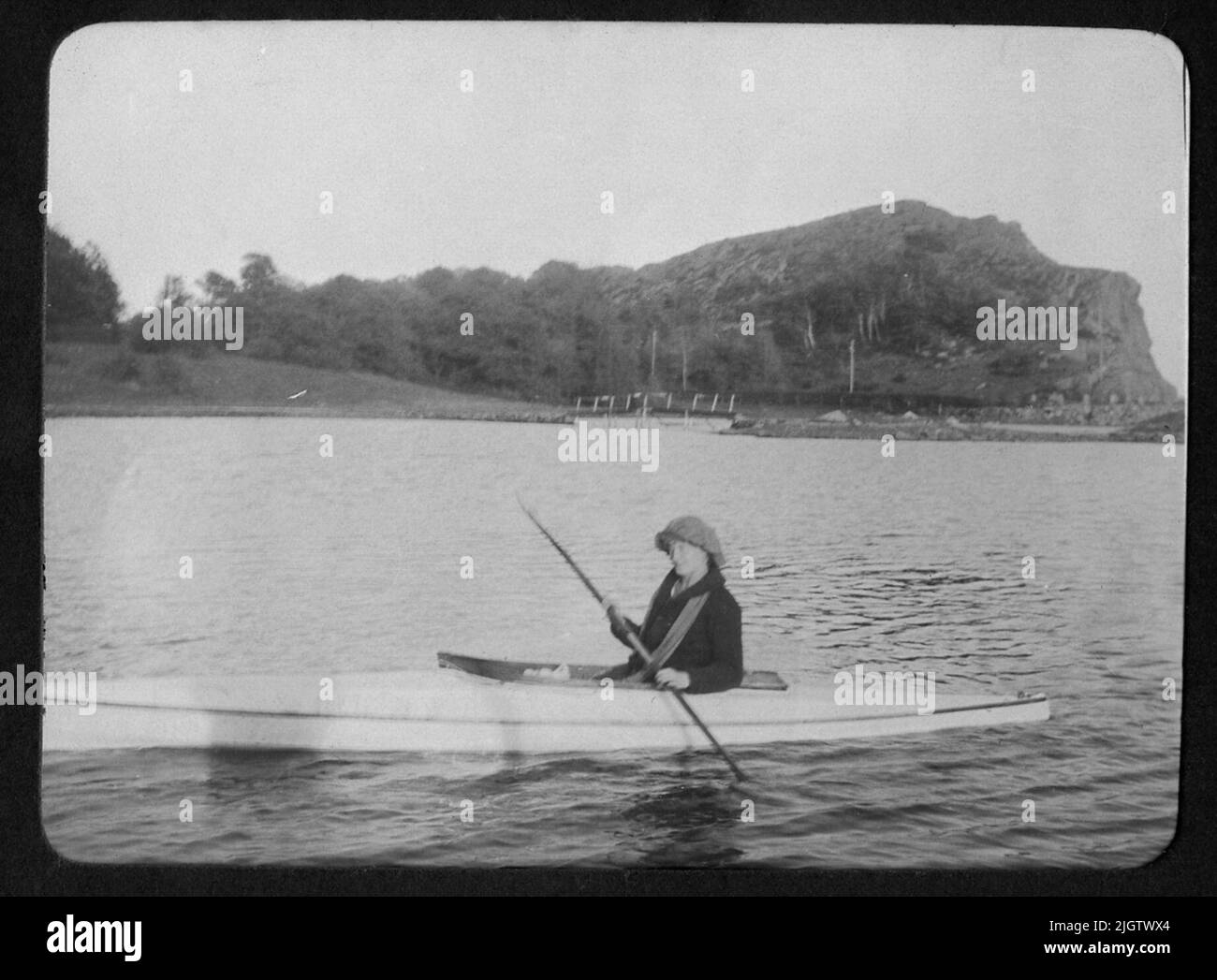 Cintra Kay paddelt Kanu. Der Mann auf den Bildern ist Alvar. Zu dieser Zeit war der Hutchinson Kay Mieter in Sundsby Säteri. James Hutchinson Kay (1859 1938), 1883 mit Ellen Waern (1862 - 1930) aus der Göteborger Familie Waern verheiratet, übernahm 1880 die Mieterschaft. Die Familie Hutchinson Kay behielt den Mietvertrag bis 1938. Cintra heiratete 1925 mit agronomischem Svanstrom. Cintra Kay wird auf dem Friedhof von Valla, Tjörn, begraben.in der Akquisition sind auch Luftaufnahmen von Claes Odhner (1895 - 1984) über das Gebiet 1919 - 1920 enthalten. Kanufahren bei Sundsby Winter 1919 Stockfoto