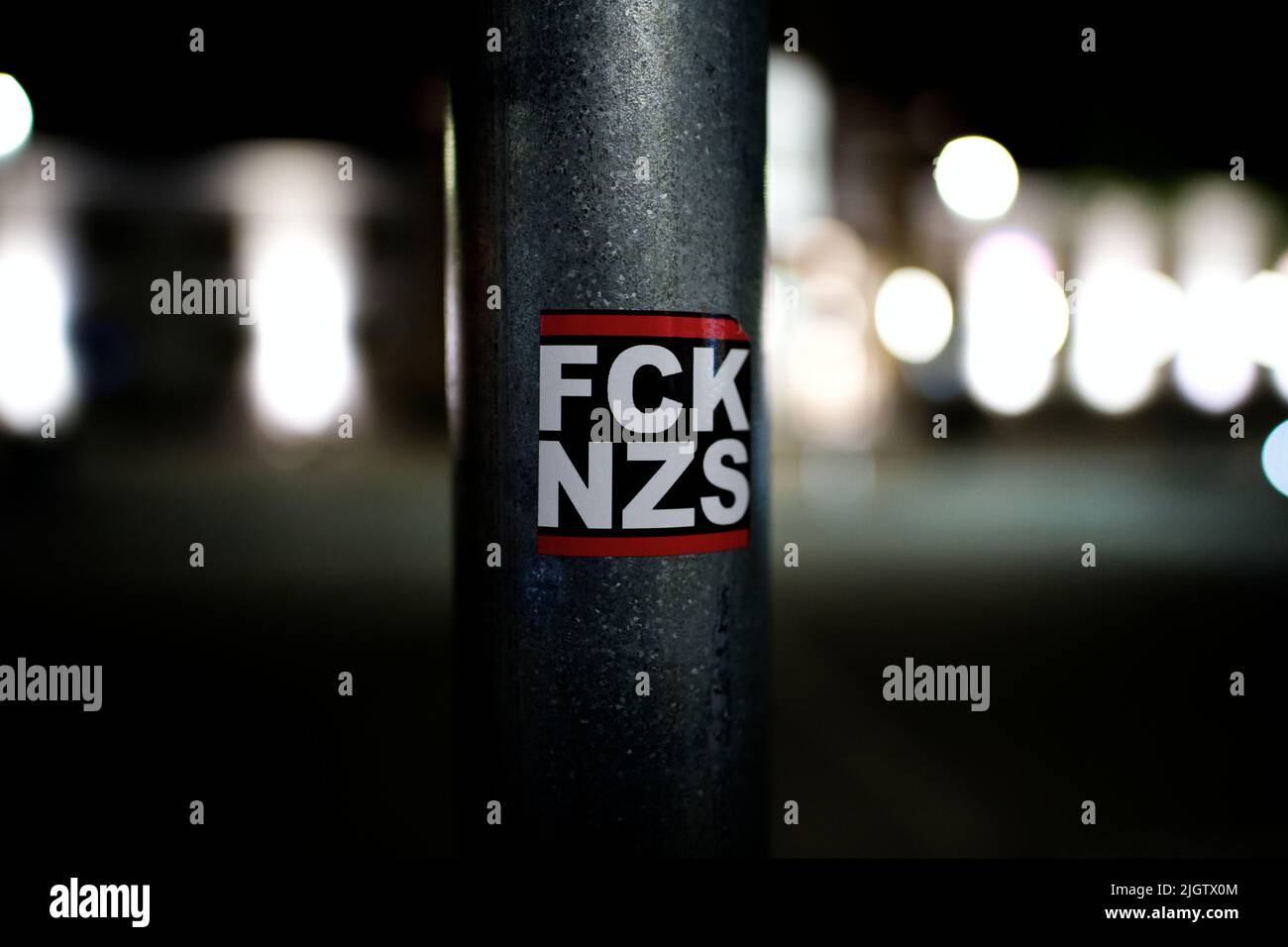 Eine Nahaufnahme des populären Anti-nazi-Akronyms FCK NZF, das auf einem Straßenmast angebracht ist Stockfoto