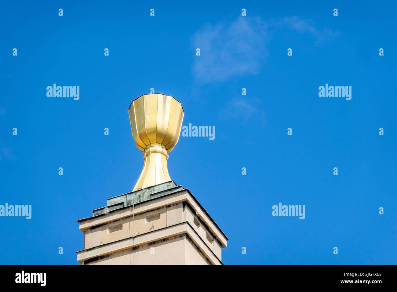 Goldener Kelch auf dem Turm des Hus-Kongregationshauses, oder Husův sbor - eine hussitische Kirche in der Farského-Straße in Holešovice, Prag, Tschechische republik Stockfoto