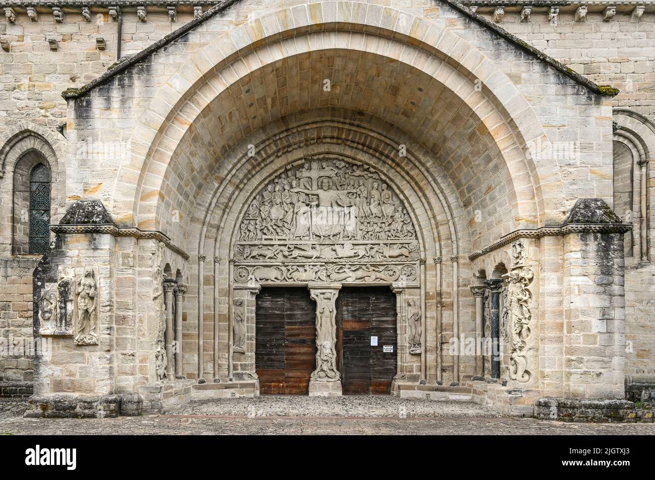 Das berühmte romanische Tympanon der Abteikirche Saint-Pierre in Beaulieu-sur-Dordogne, einem der schönsten Dörfer Frankreichs Stockfoto