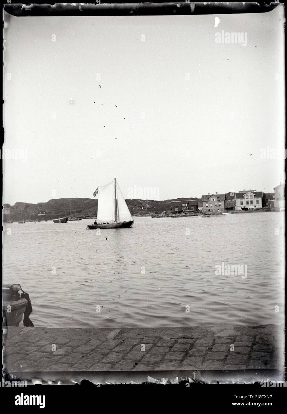 Segelboot im Hafen. Badegast Segler im Hafen von Marstrand. Von links sehen Sie Muskviken, Ringens Werft und Ferdinand Erikssons. Stockfoto