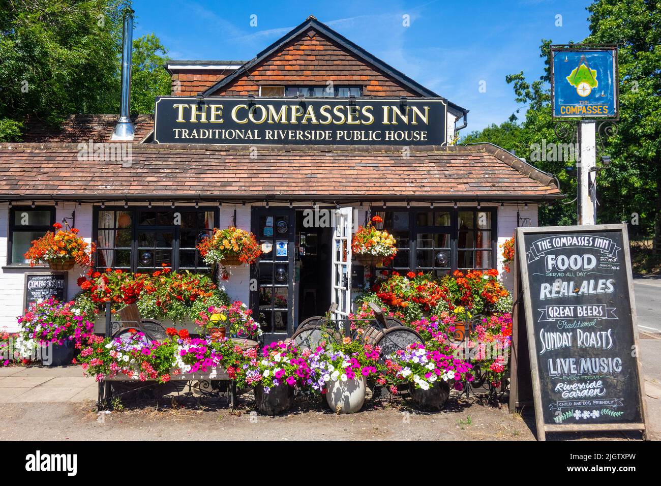 England, Surrey, Gomshall, Compasses Inn Stockfoto
