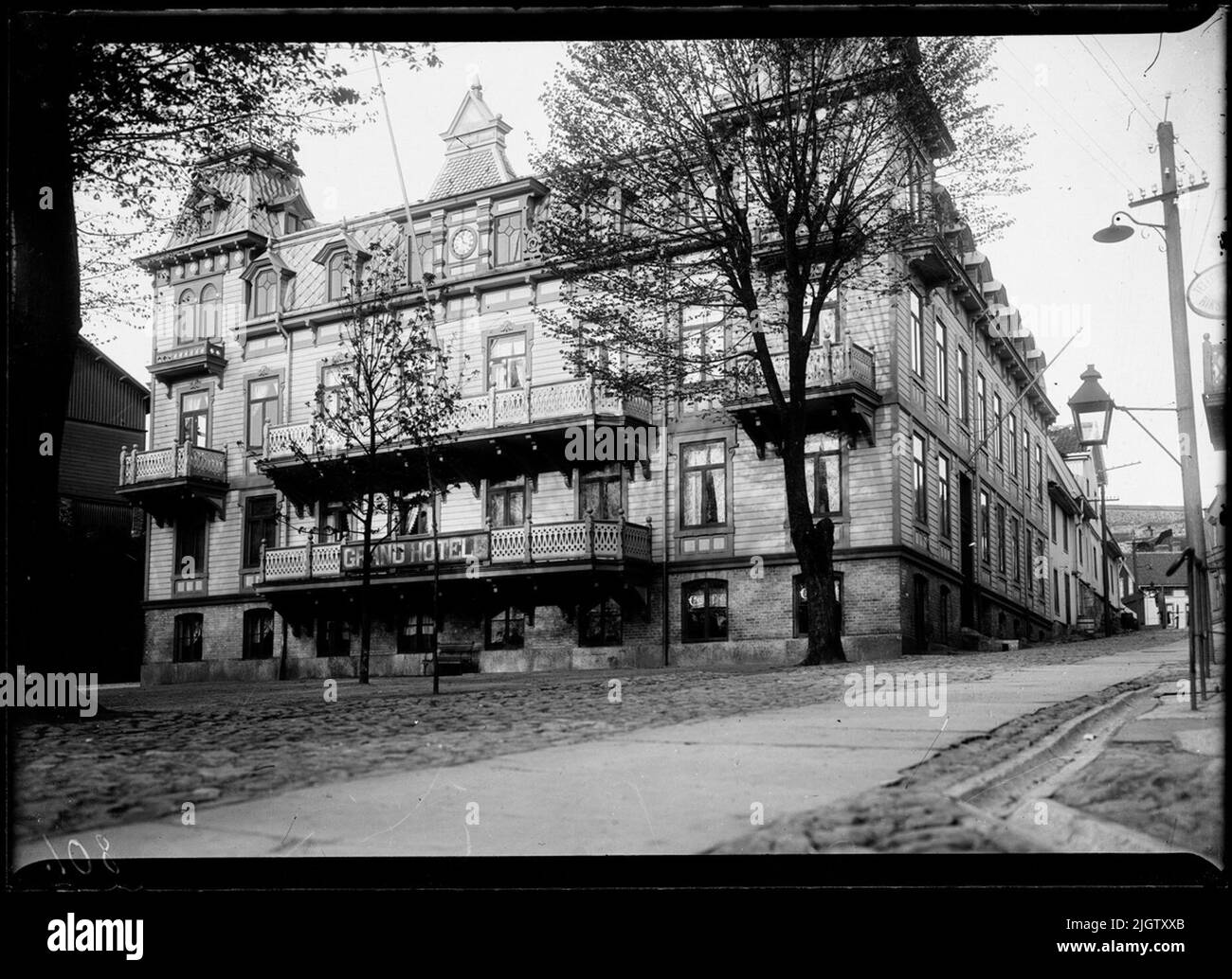 Grand Hotel in Marstrand. Das Hotel wurde 1892 von Otto Scheél (1867 - 1909) erbaut. Während einiger Jahre wurde der Hotelbetrieb nur während der Sommermonate durchgeführt. Das Bier, das in der Ecke zur Kungsgatan ("Scheels Taverne") serviert wurde, wurde das ganze Jahr über geöffnet und galt als erstklassig. Literatur: Isitt, David: Marstrand gestern. Bilder von 1860 - 1948. Marstrand's Photo Club. Alingsås 1991. Grand Hotel in Marstrand Stockfoto