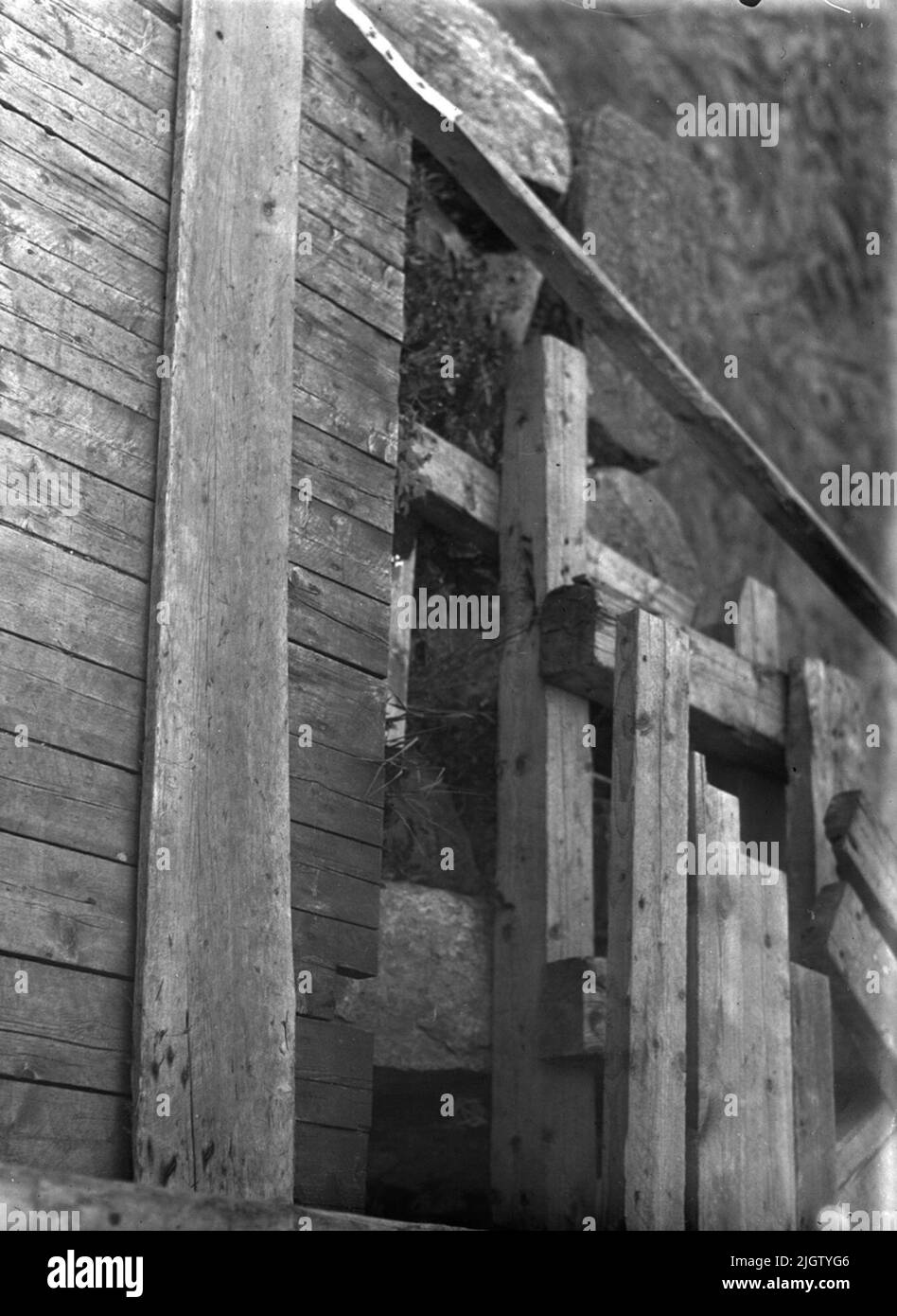 Ein Teil des steinernen Sarges am Teich in der Kaserne. Der Damm reguliert den Vassbotten-See, dessen Ausfluss Munkedalsälven die Mühle von Munkedal mit Wasser versorgt. Stockfoto