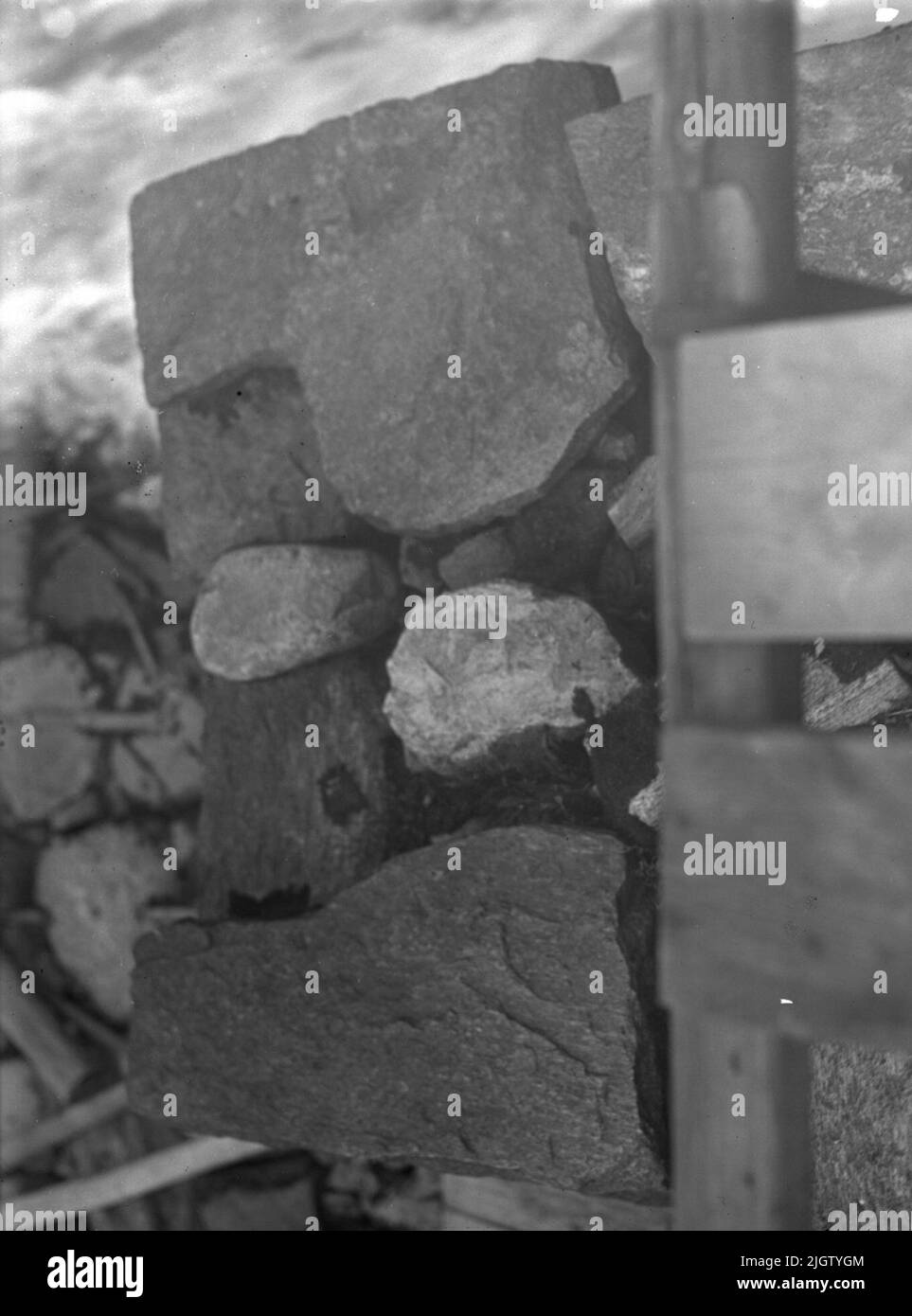 Ein Teil des steinernen Sarges am Teich in der Kaserne. Der Damm reguliert den Vassbotten-See, dessen Ausfluss Munkedalsälven die Mühle von Munkedal mit Wasser versorgt. Stockfoto