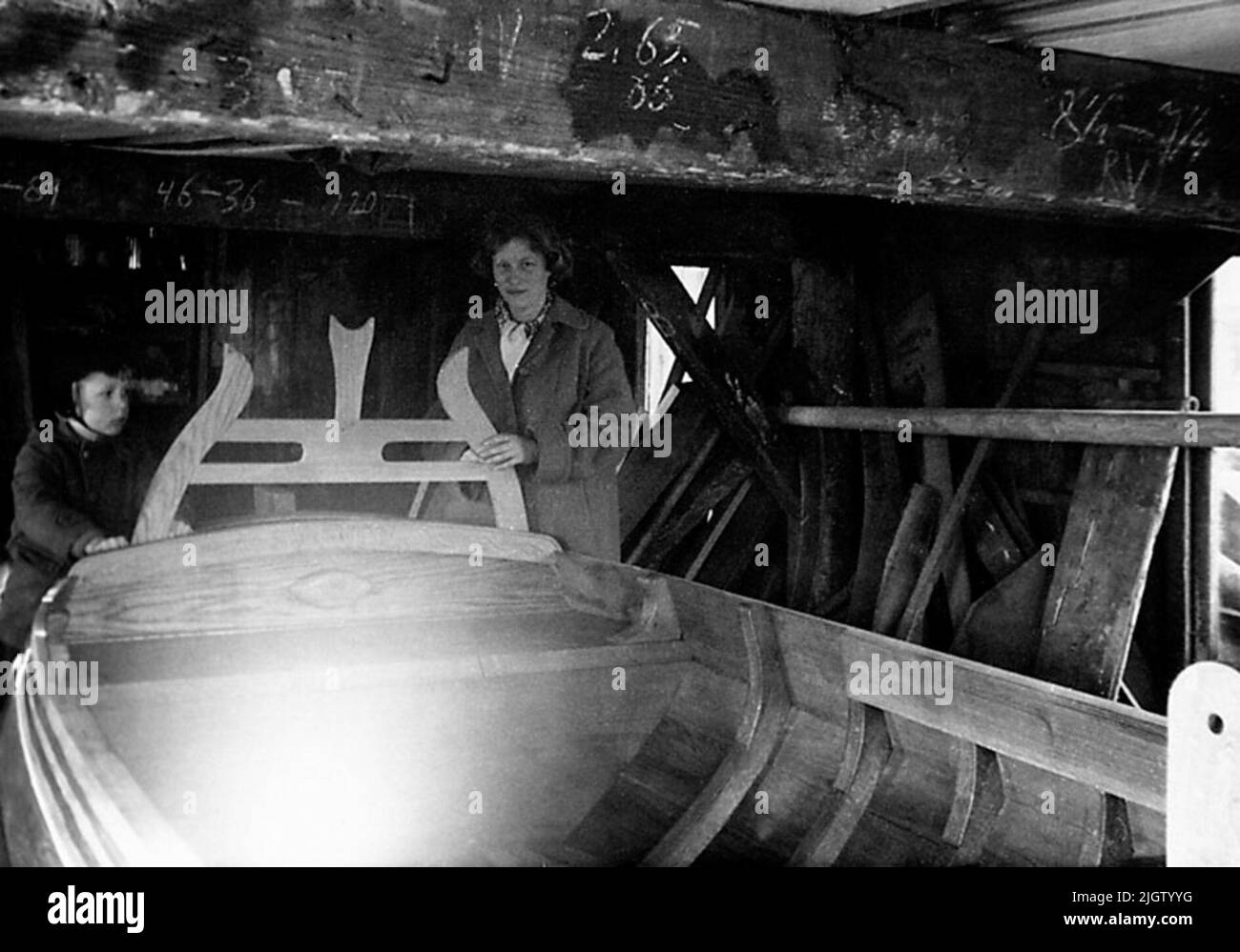 Geschrieben auf der Rückseite: Die 4-Bildserie von einem holländischen Kleinboot 0908-0930. Eine Frau und ein Mädchen halten an einem Boot, an einem Bootsrumpf, Schnitmaßnahmen aus. Stockfoto