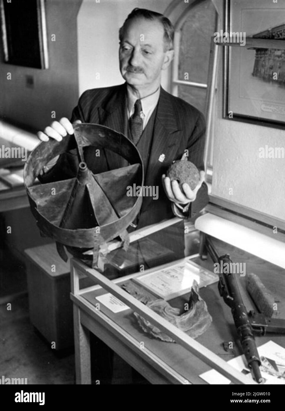 Fotografiert von: Burmeister o Wainâ´s Museum - Kopenhagen - Dänemark geschrieben auf der Rückseite: War Minder: Bomb Hale vom Engel Enserb Januar 1943 und Kogle vom Engeländernerns Bombardement 1807. Auf den Tribünen: i. Ekaden von illegal Front-Maschine Pistole. Stockfoto