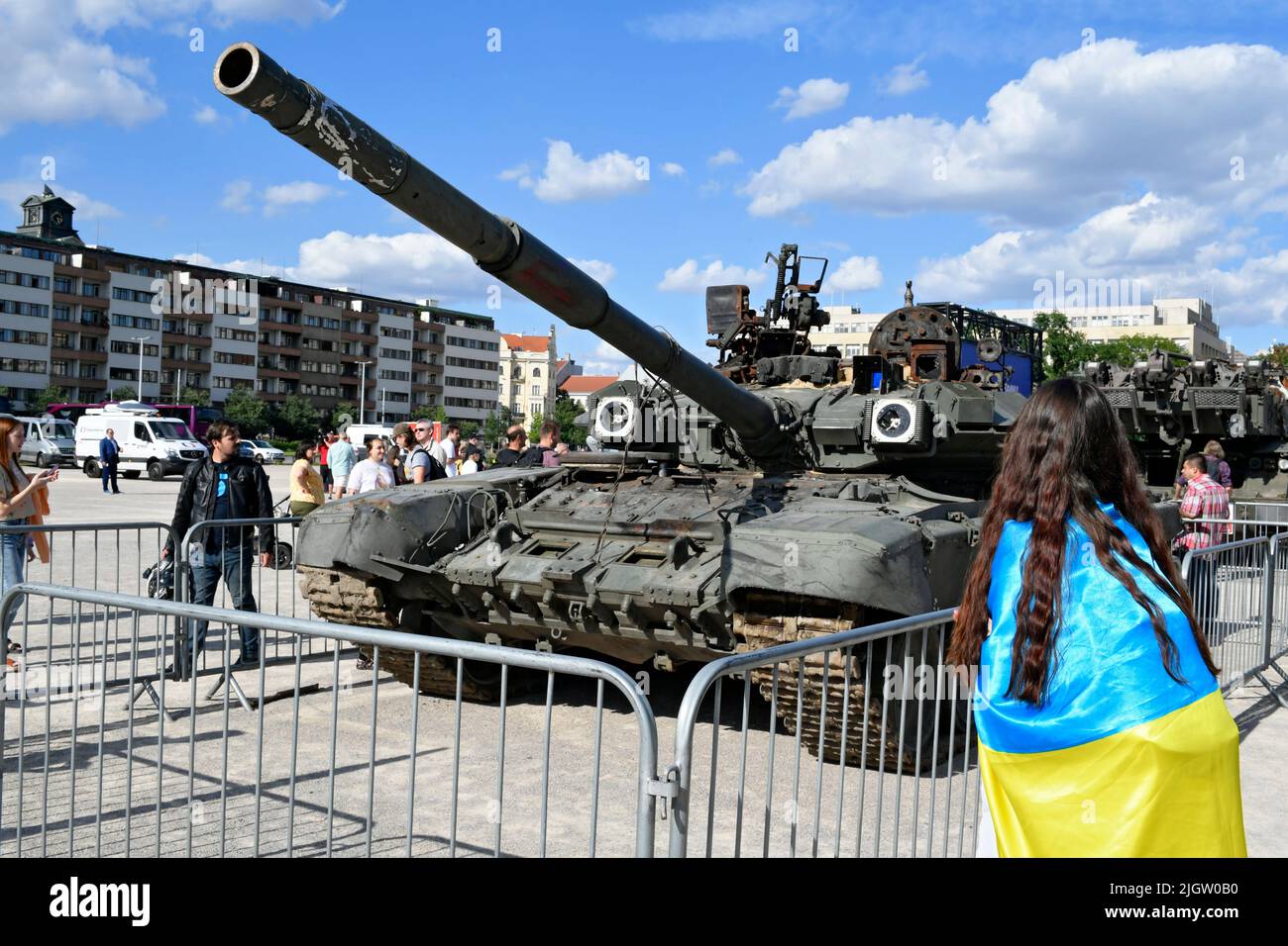 Ukraine Mädchen mit Flagge auf Ausstellung von behinderten russischen Militärausrüstung in der ukraine - russischer Krieg in Prag. Stockfoto