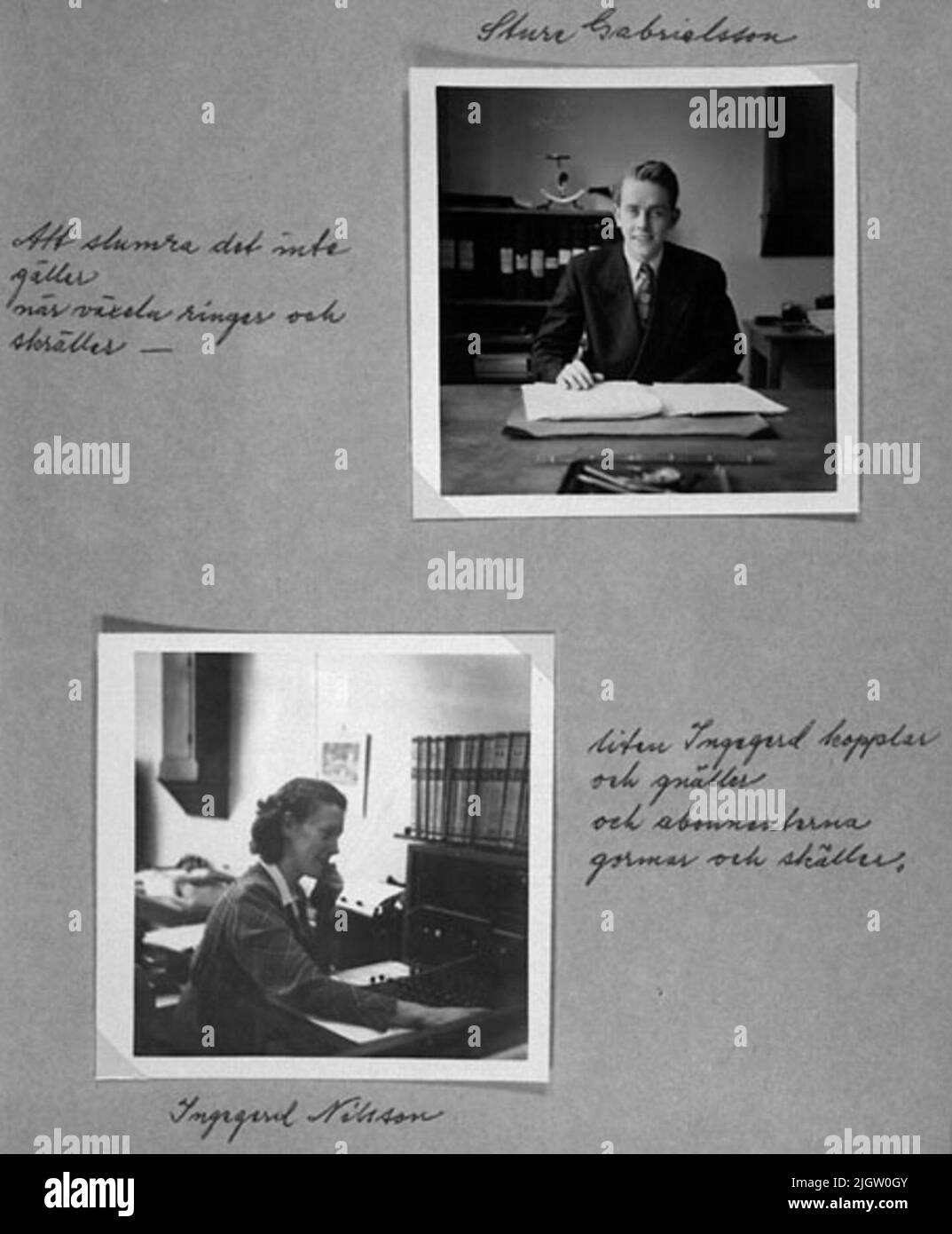 Handgeschriebener Text zum oberen Bild: 'Sture Gabrielssonatt schlummert die nicht wachsende Ausrüstung ruft und jammert' handgeschriebener Text zum unteren Bild: 'Kleine Ingegerd-Paare und jammernden und Abonnenten Gormar und Skällingegerd Nilsson' Kampenhofs Baumwollindustrie. Es ist unklar, wer für jedes Bild ein Fotograf ist. Sven Åkerlund starb Ende 1900s. Bruno Elfving, Bohuslän Museum, hat alle Bilder fotografiert. Obwohl mit zwei eingeklebten Fotos albummiert. Vor ihm steht eine Stiftebox mit Zubehör, dahinter ein Bücherregal mit Ordnern. Er hat ein weißes Hemd, gemusterte Krawatte und Stockfoto