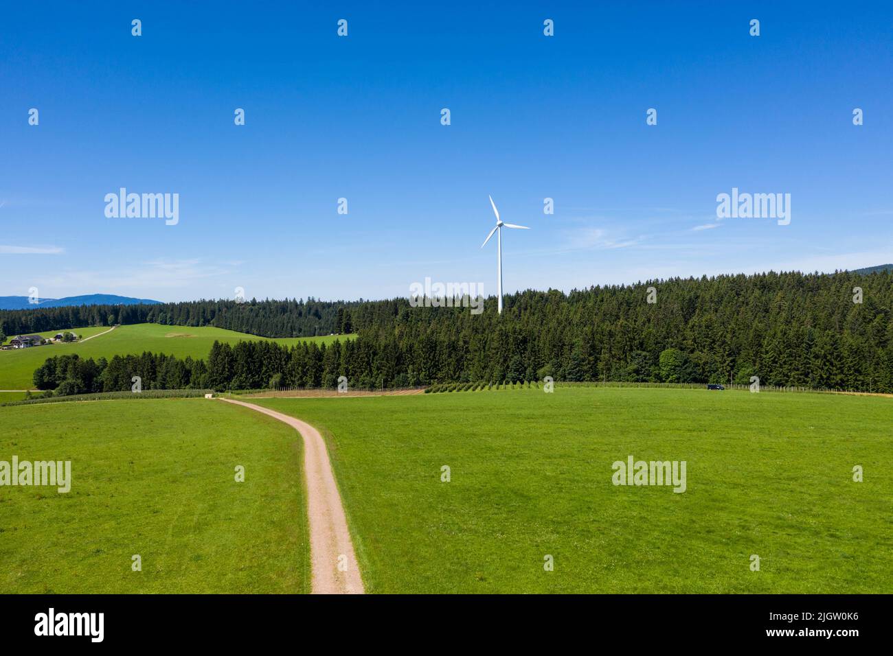 Luftaufnahme des Windparks in der hellen grünen Wiese und Tannen. St. Peter, Schwarzwald, Deutschland. Konzept für regenerative Energie. Stockfoto