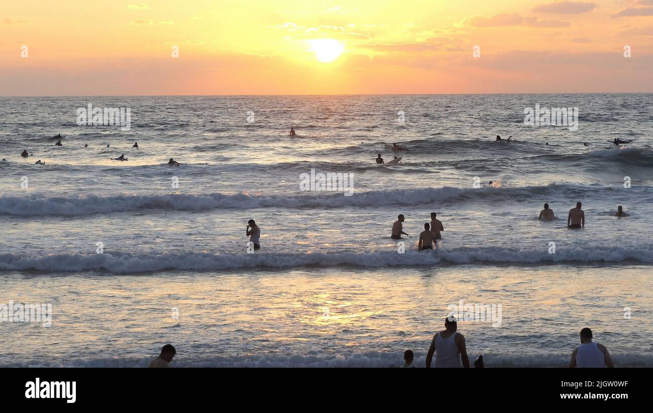 Während des muslimischen Feiertages von Eid al-Adha am 11. Juli 2022 in Tel Aviv, Israel, verbringen Palästinenser Zeit in den Gewässern des Mittelmeers. Israelische Behörden erlaubten den Palästinensern im Westjordanland, Tel Aviv und andere Orte in Israel während des Eid al-Adha-Urlaubs zu besuchen. Stockfoto