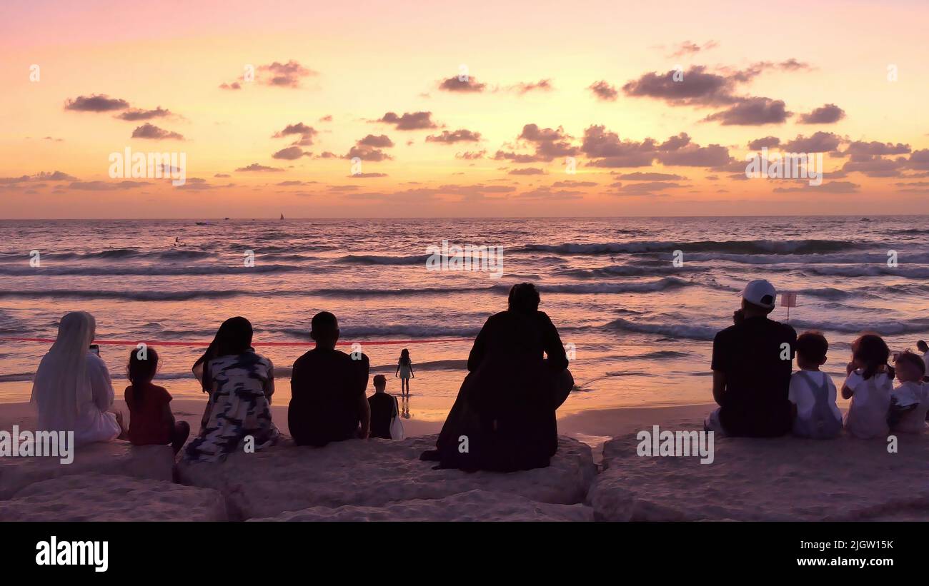 Palästinenser versammeln sich am Strand während des muslimischen Feiertages von Eid al-Adha am 11. Juli 2022 in Tel Aviv, Israel. Israelische Behörden erlaubten den Palästinensern im Westjordanland, Tel Aviv und andere Orte in Israel während des Eid al-Adha-Urlaubs zu besuchen. Stockfoto