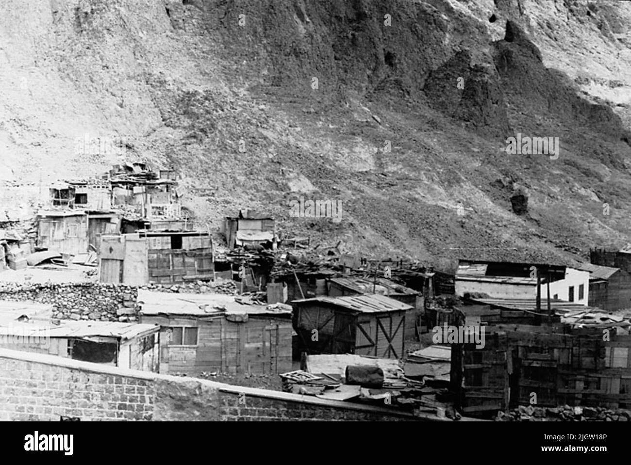 Eine Reihe von Häusern befinden sich unterhalb eines Berges. Eine sogenannte „City City“. Vor den Häusern geht eine hohe Mauer. African travel36 Bilder in Serie. Stockfoto
