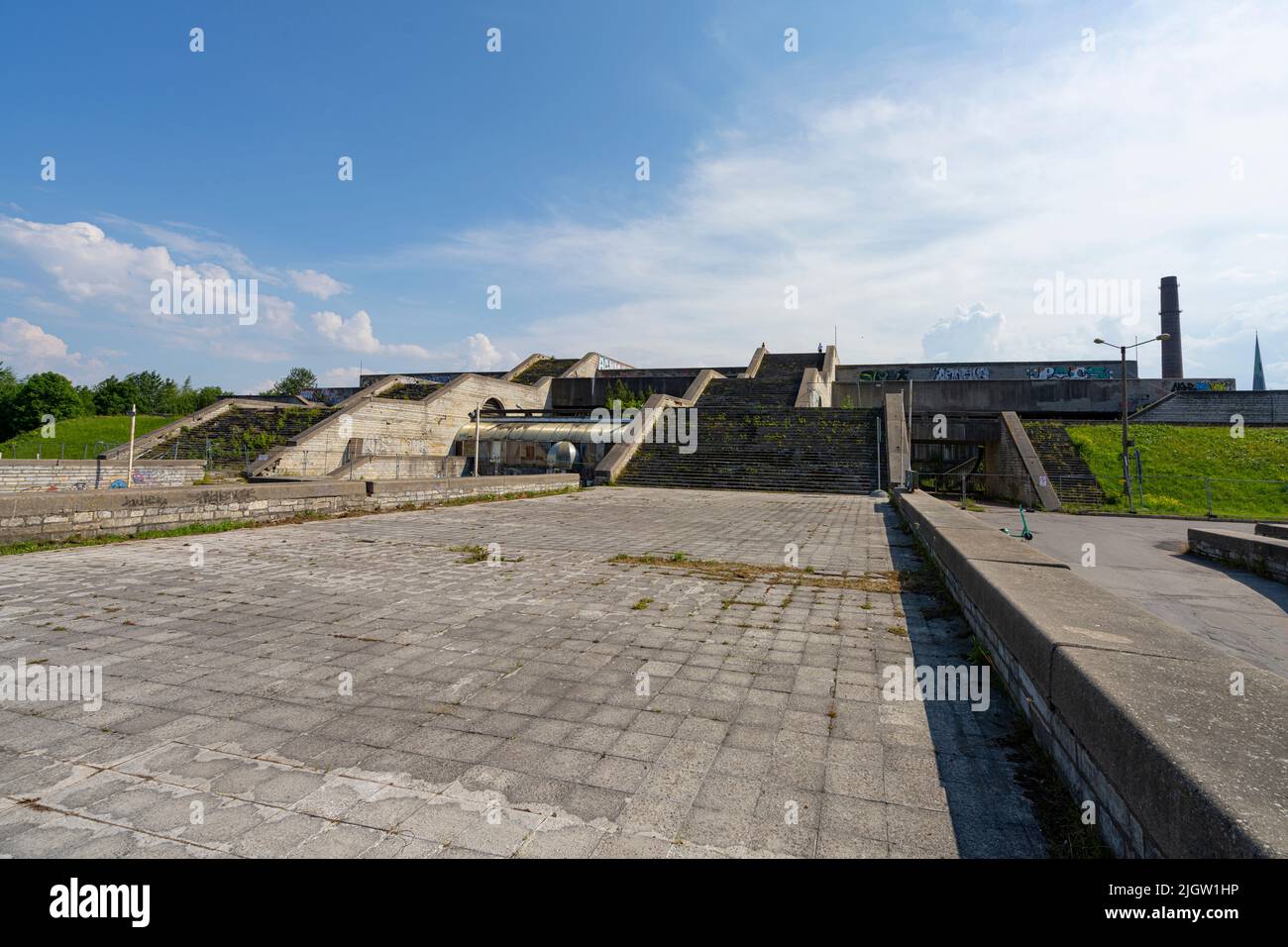 Tallinn, Estland. Juli 2022. Blick auf Linnahall, ein architektonisches Bauwerk aus der Sowjetzeit, das für die XXII. Olympischen Spiele in Moskau gebaut wurde und damals hieß Stockfoto