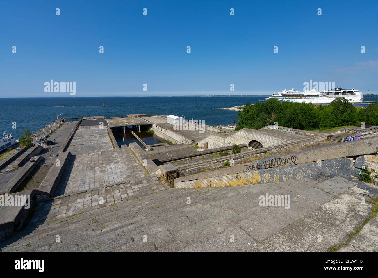 Tallinn, Estland. Juli 2022. Blick auf Linnahall, ein architektonisches Bauwerk aus der Sowjetzeit, das für die XXII. Olympischen Spiele in Moskau gebaut wurde und damals hieß Stockfoto