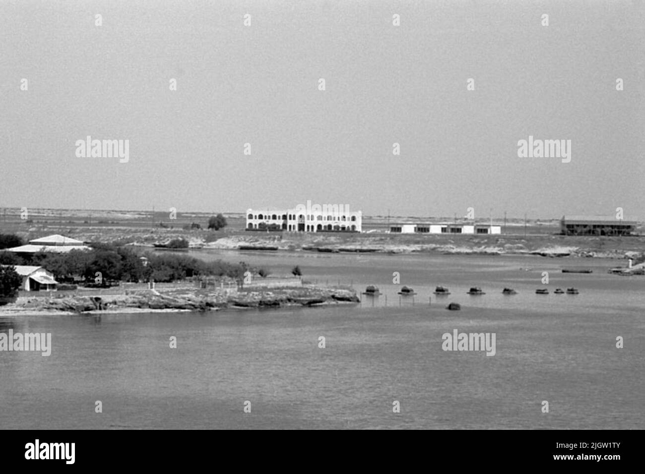 Das Foto wurde ungefähr 1961-08-28 aufgenommen. Eine Gemeinschaft in einer Meeresbucht. African travel35 Bilder in Serie. Stockfoto